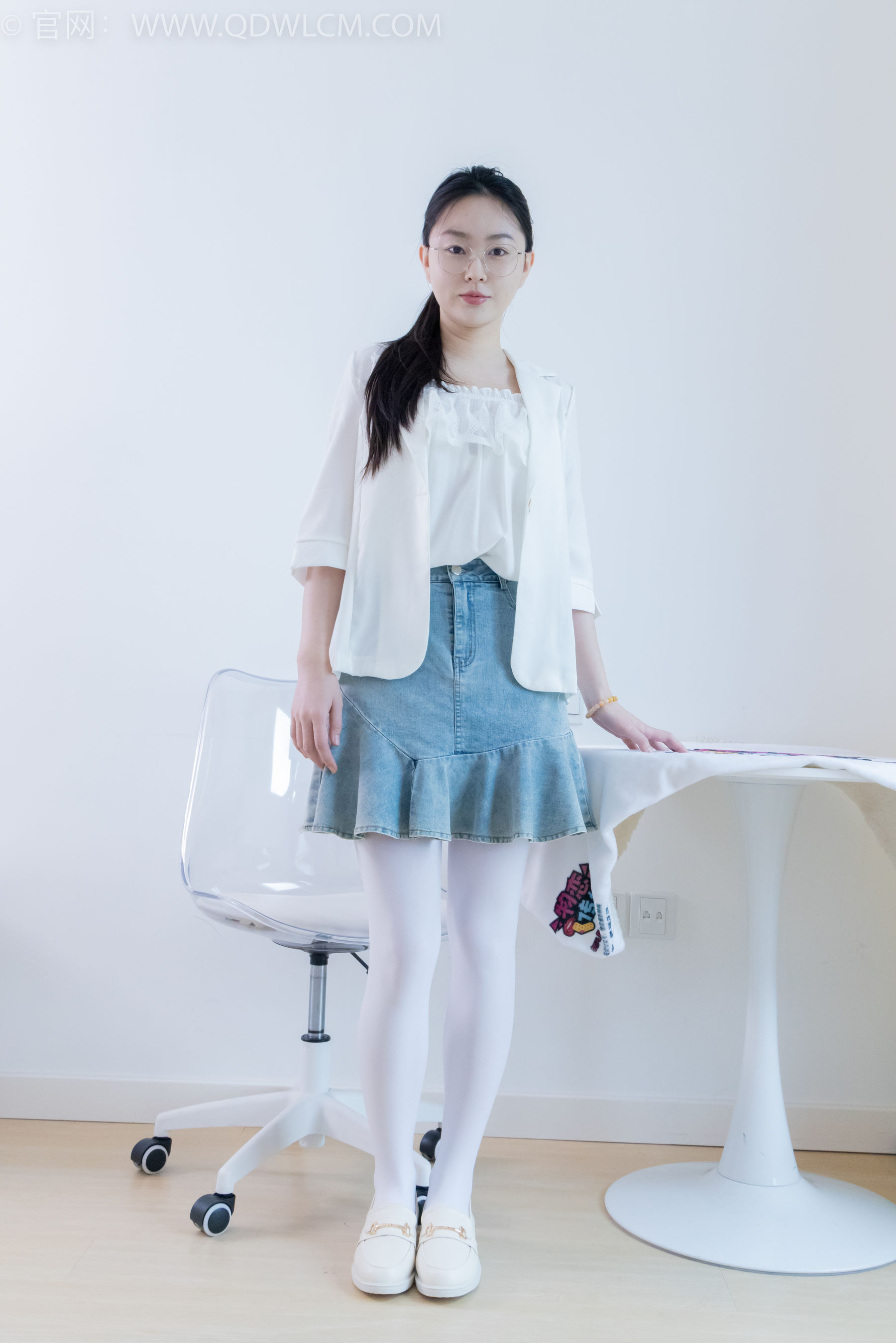 物恋传媒 No.2246 美兔 -皮鞋、厚白丝、皮筋绑脚老头乐挠脚剧情_第1张