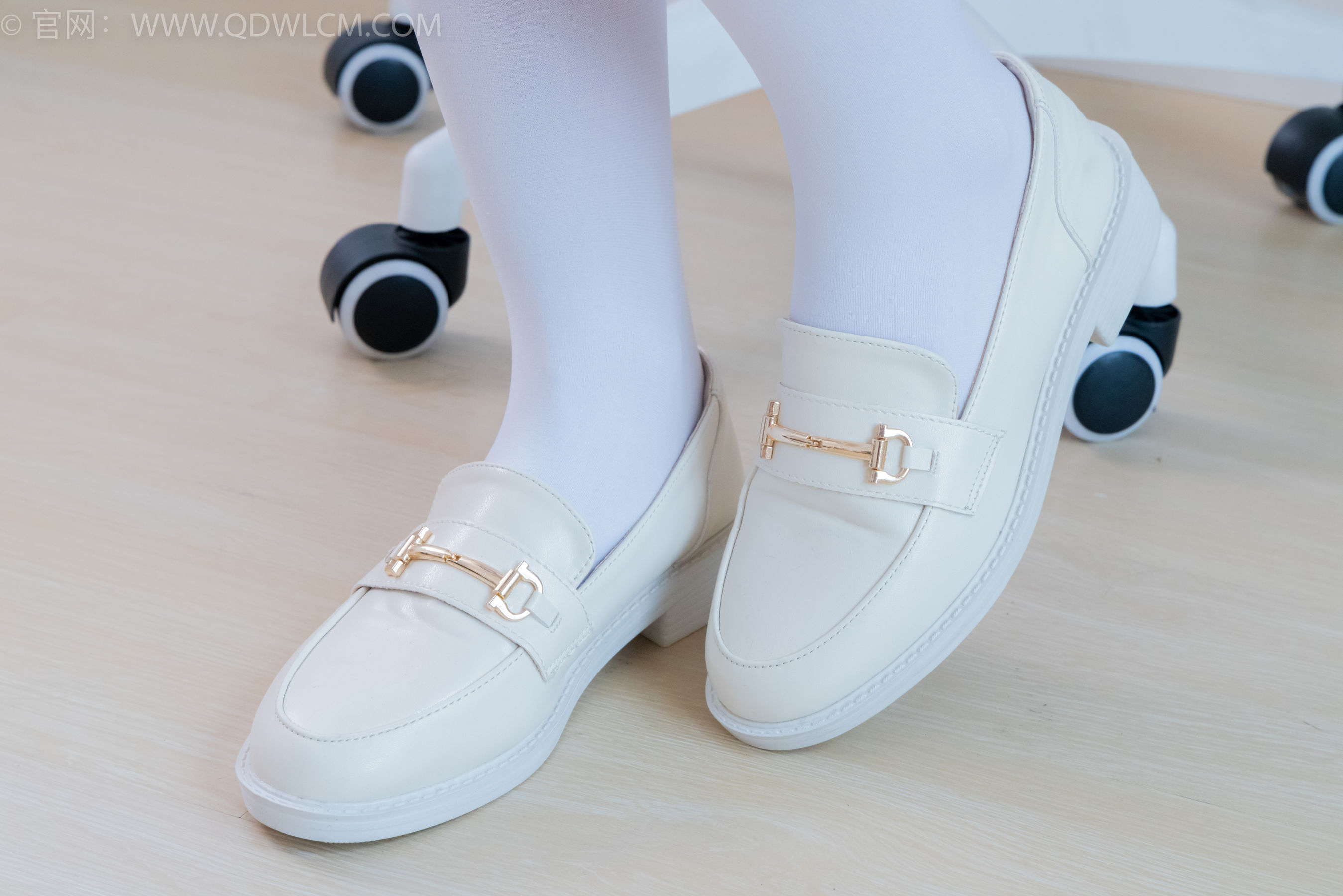 物恋传媒 No.2246 美兔 -皮鞋、厚白丝、皮筋绑脚老头乐挠脚剧情_第2张