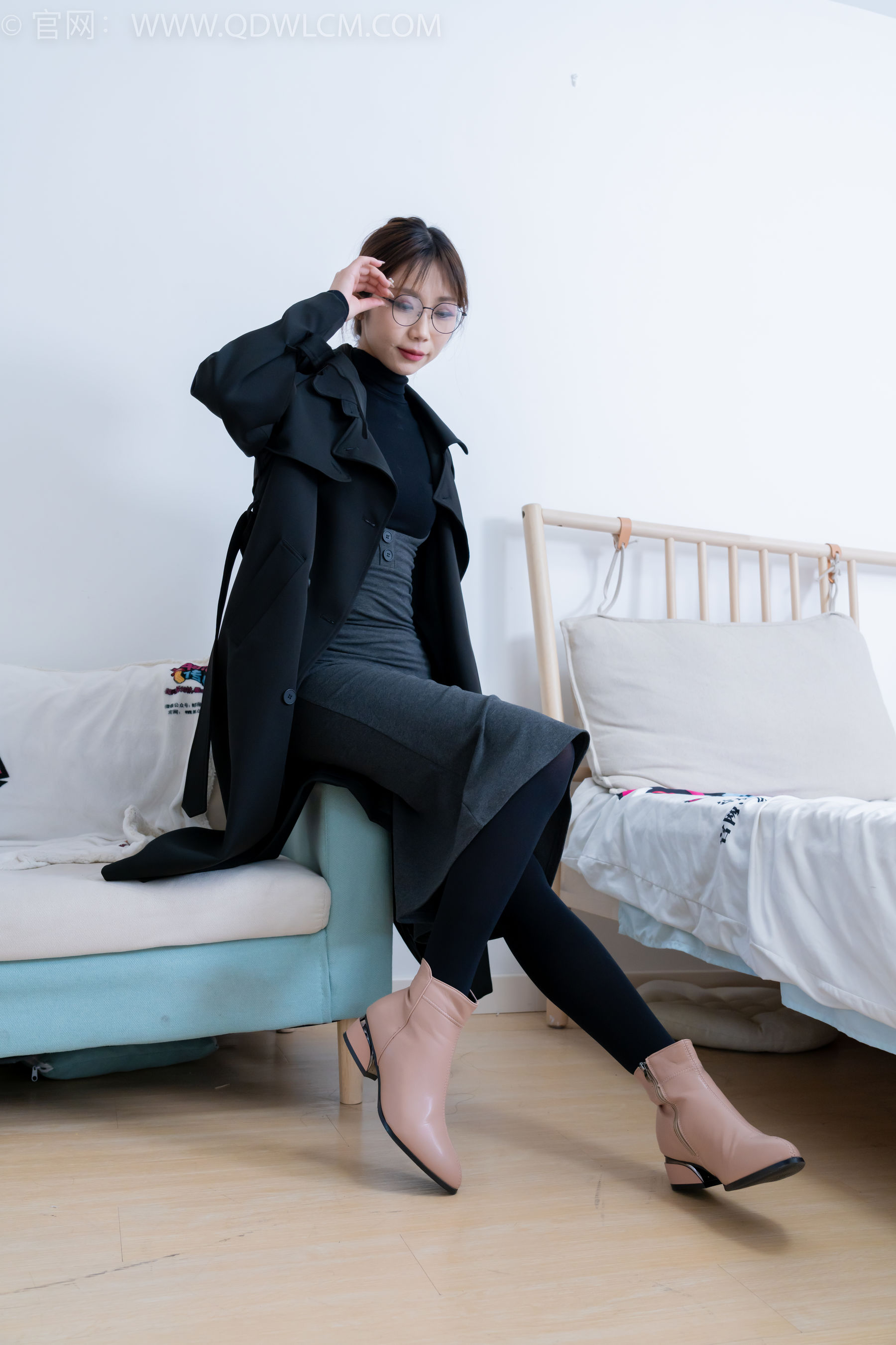 物恋传媒 No.2247 泡泡 -短靴、厚黑丝、皮筋绑脚老头乐挠脚剧情_第2张