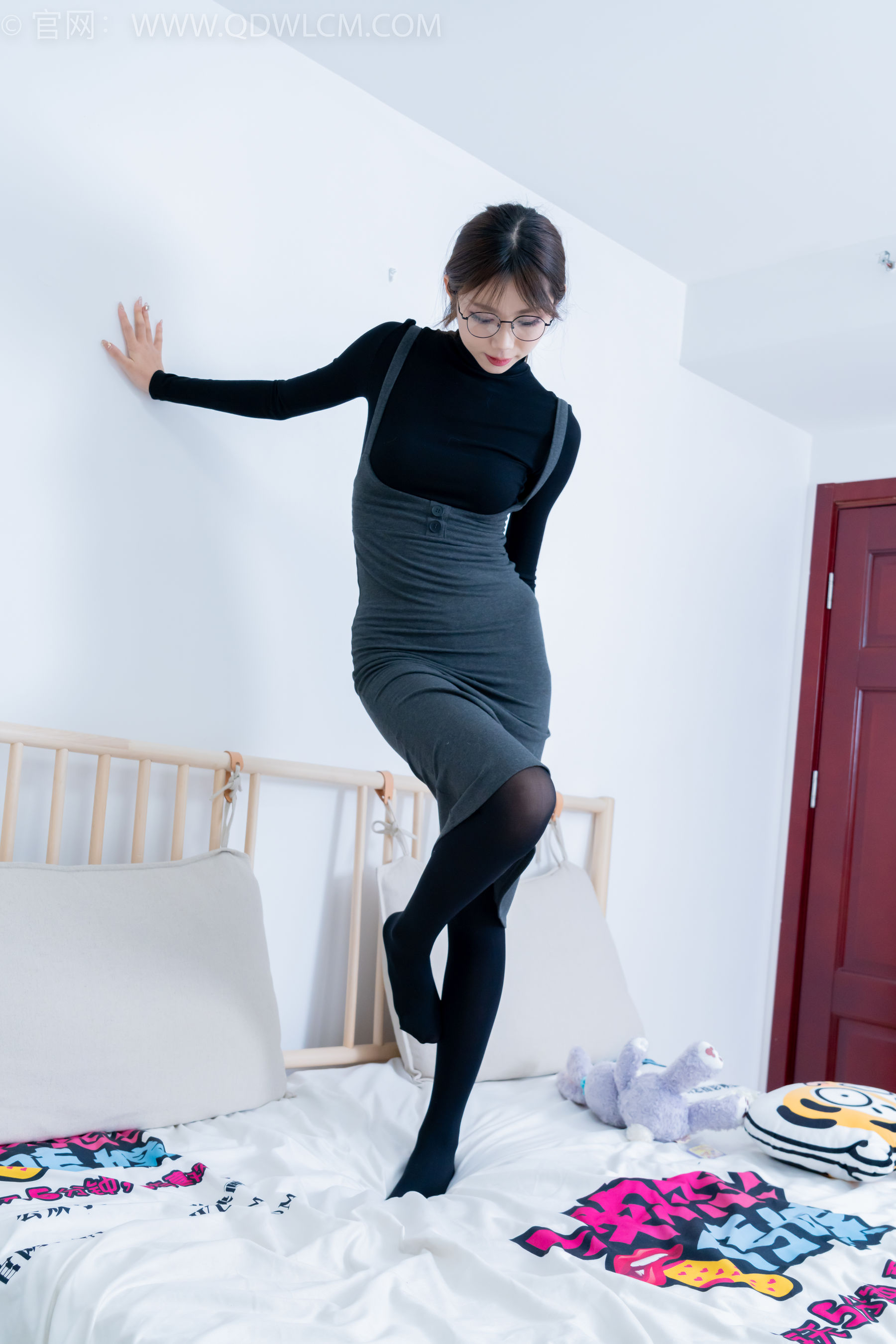 物恋传媒 No.2247 泡泡 -短靴、厚黑丝、皮筋绑脚老头乐挠脚剧情_第4张