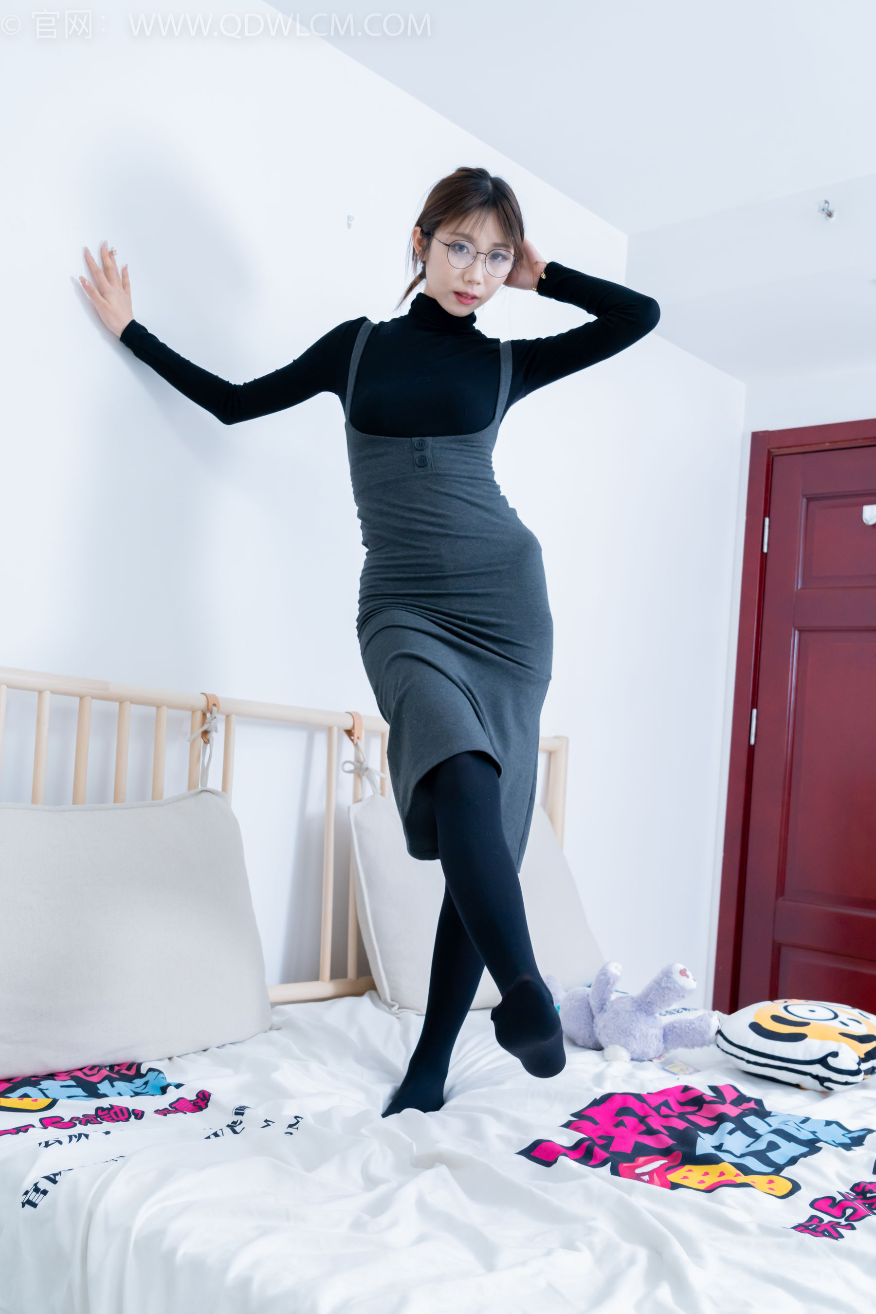 物恋传媒 No.2247 泡泡 -短靴、厚黑丝、皮筋绑脚老头乐挠脚剧情_第5张