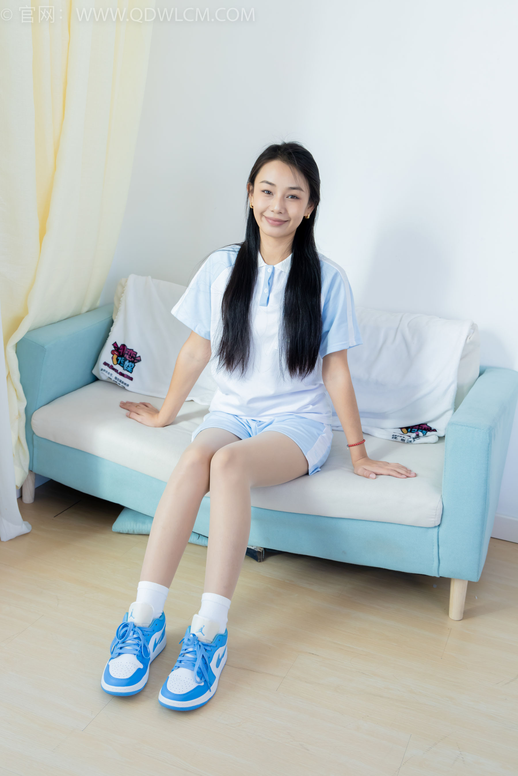 物恋传媒 No.2250 岚岚 -板鞋、白棉袜、薄肉丝、老头乐挠脚剧情_第1张