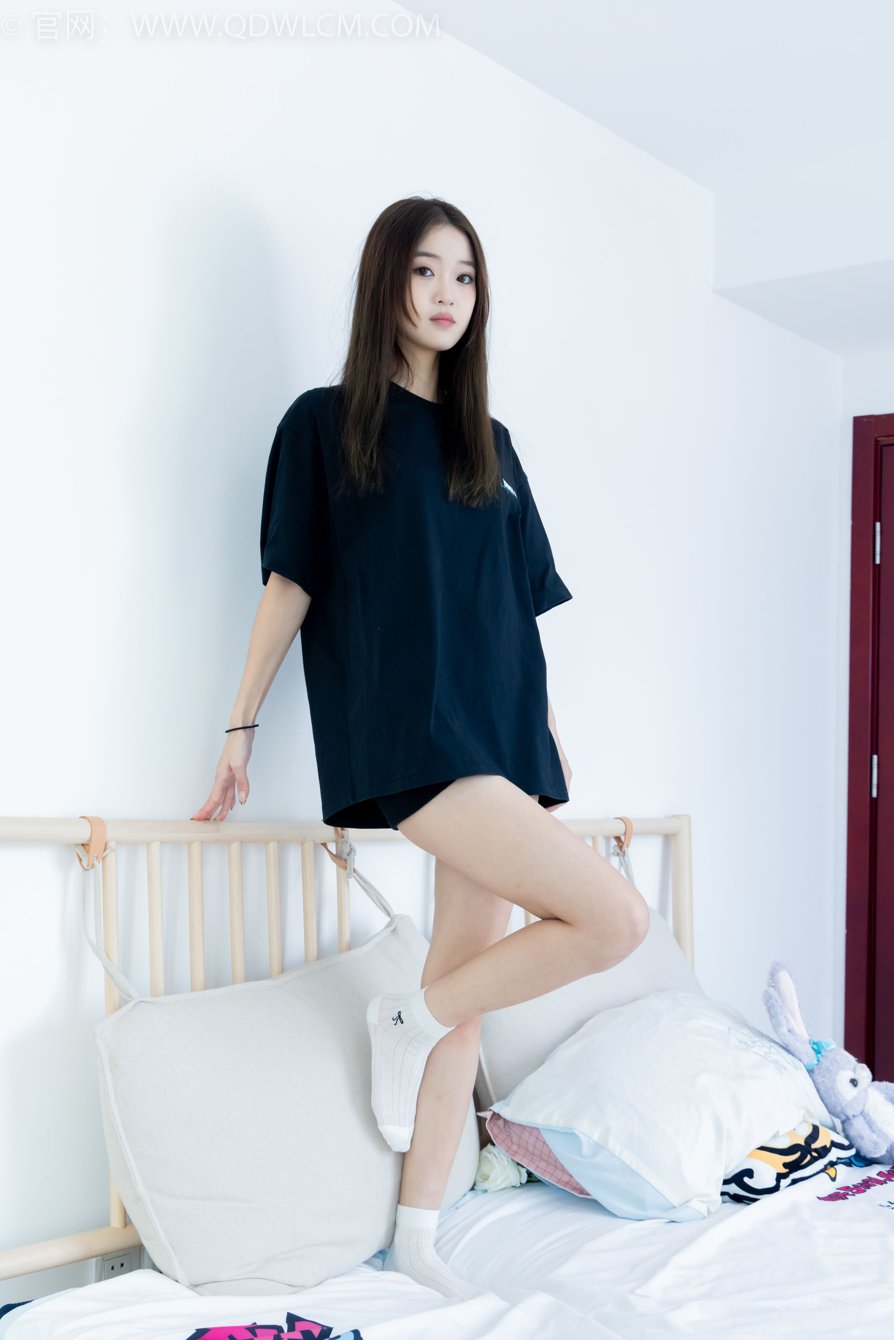 物恋传媒 No.2252 泛泛 -板鞋、白棉袜、裸足_第3张