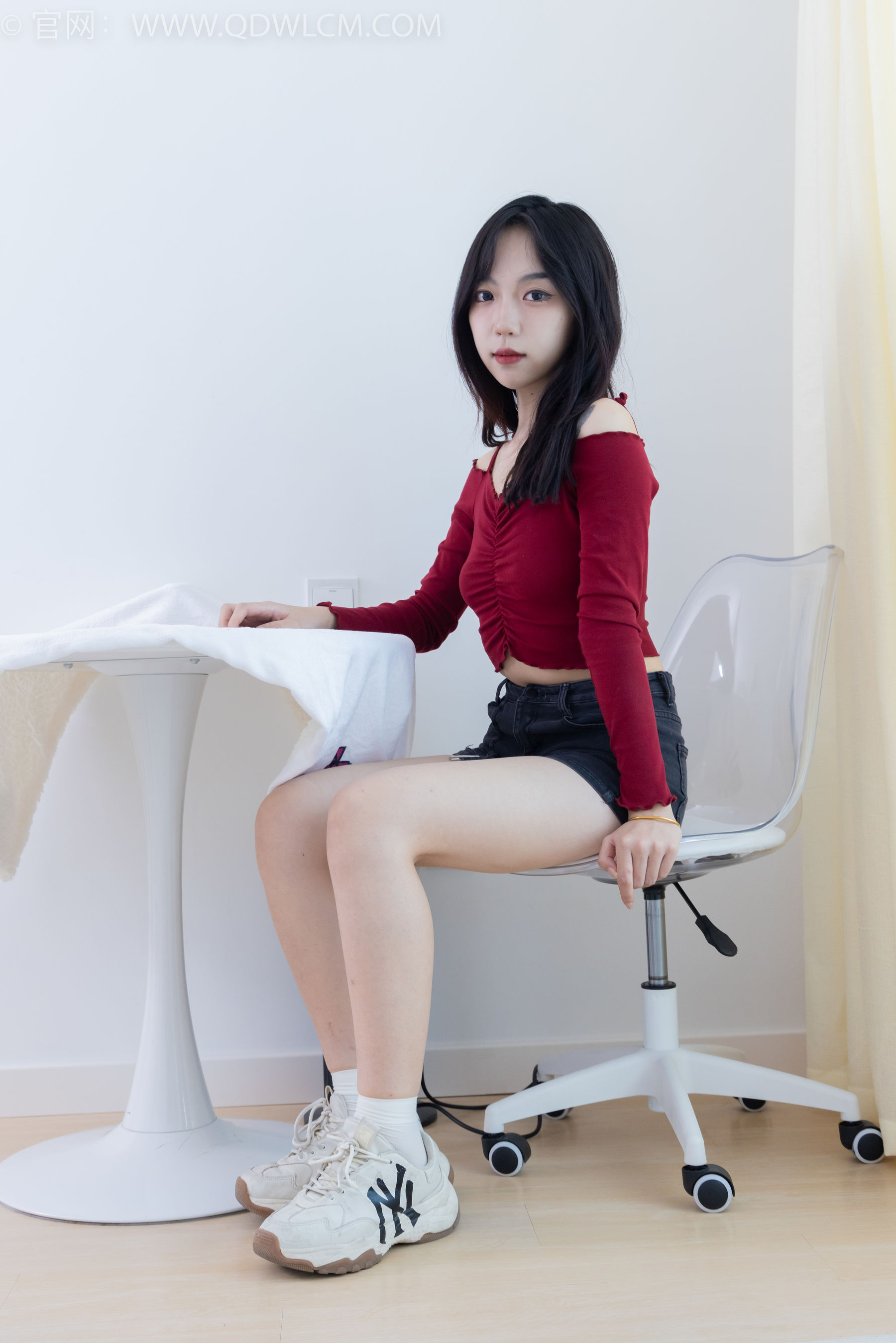 物恋传媒 No.2253 纱纱 -运动鞋、自然穿脏白棉袜_第1张