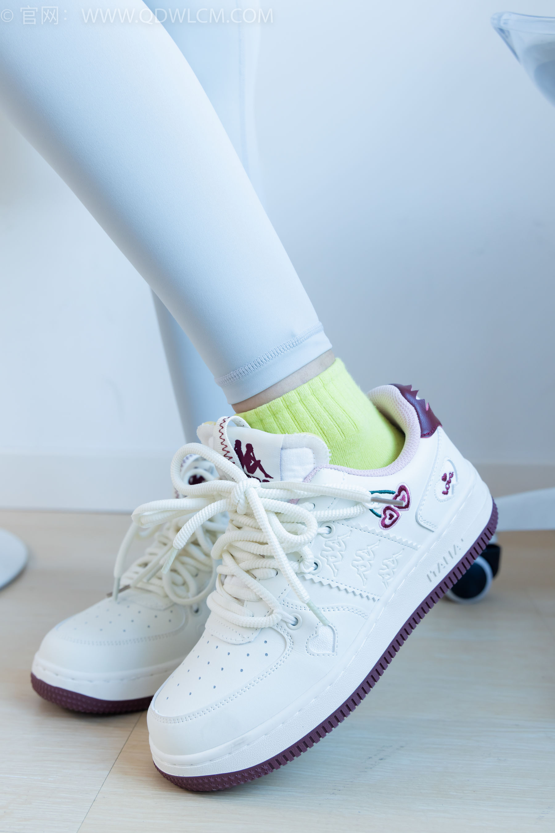 物恋传媒 No.2254 岚岚 -瑜伽裤、板鞋、两双棉袜_第2张