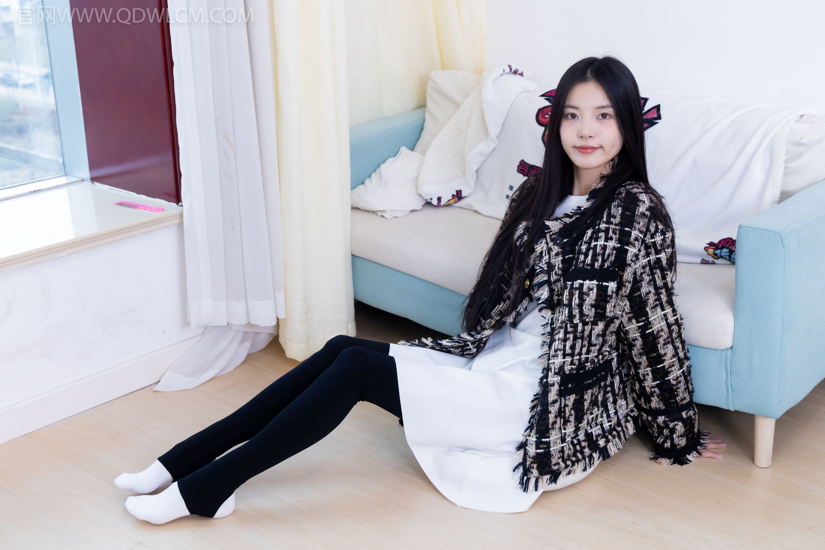 物恋传媒 No.2260 茯苓 -板鞋、黑色踩脚裤、白棉袜_第1张