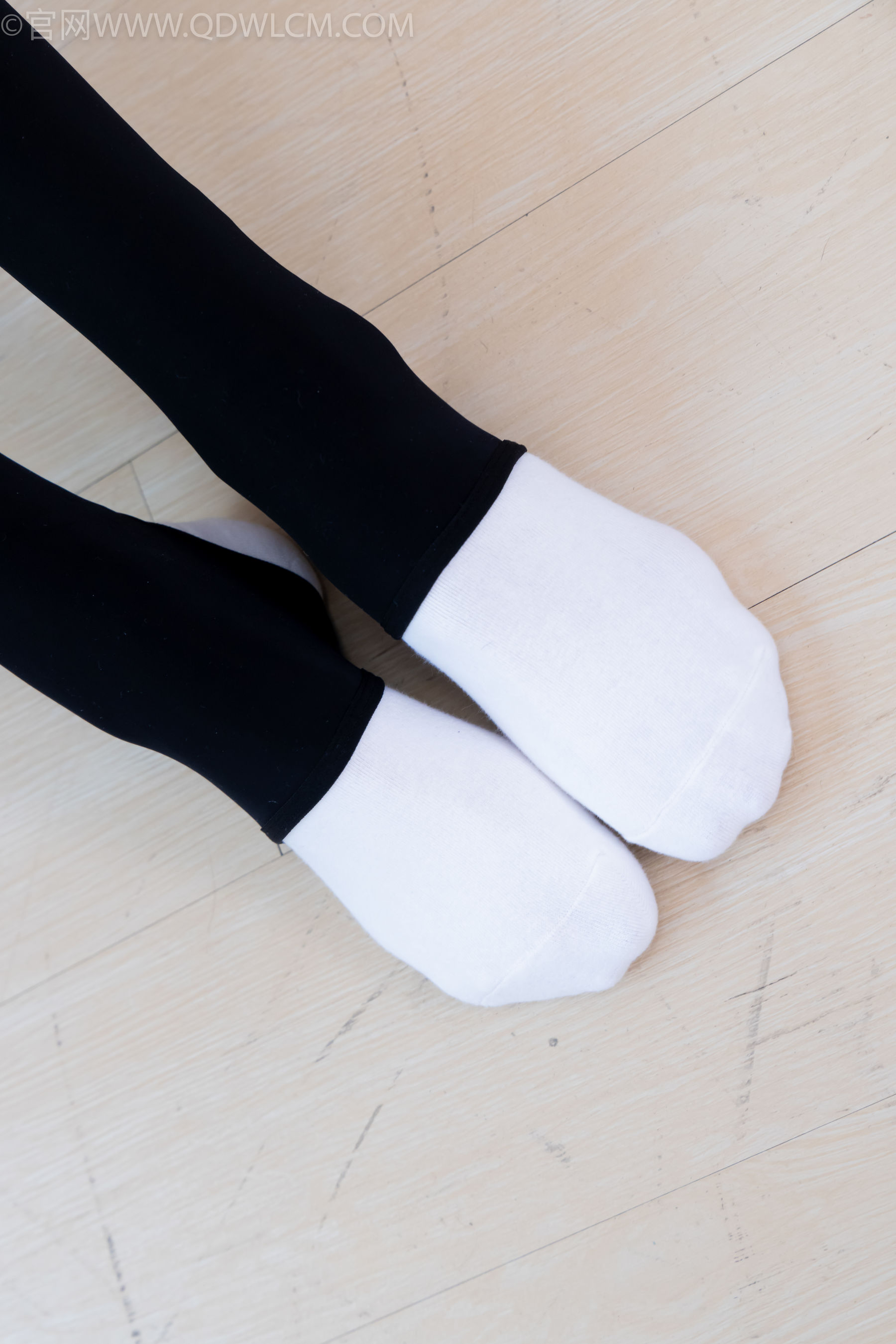 物恋传媒 No.2260 茯苓 -板鞋、黑色踩脚裤、白棉袜_第2张