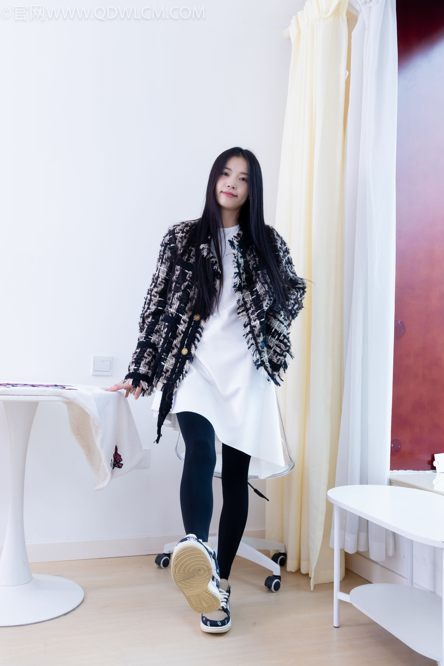 物恋传媒 No.2260 茯苓 -板鞋、黑色踩脚裤、白棉袜_第3张