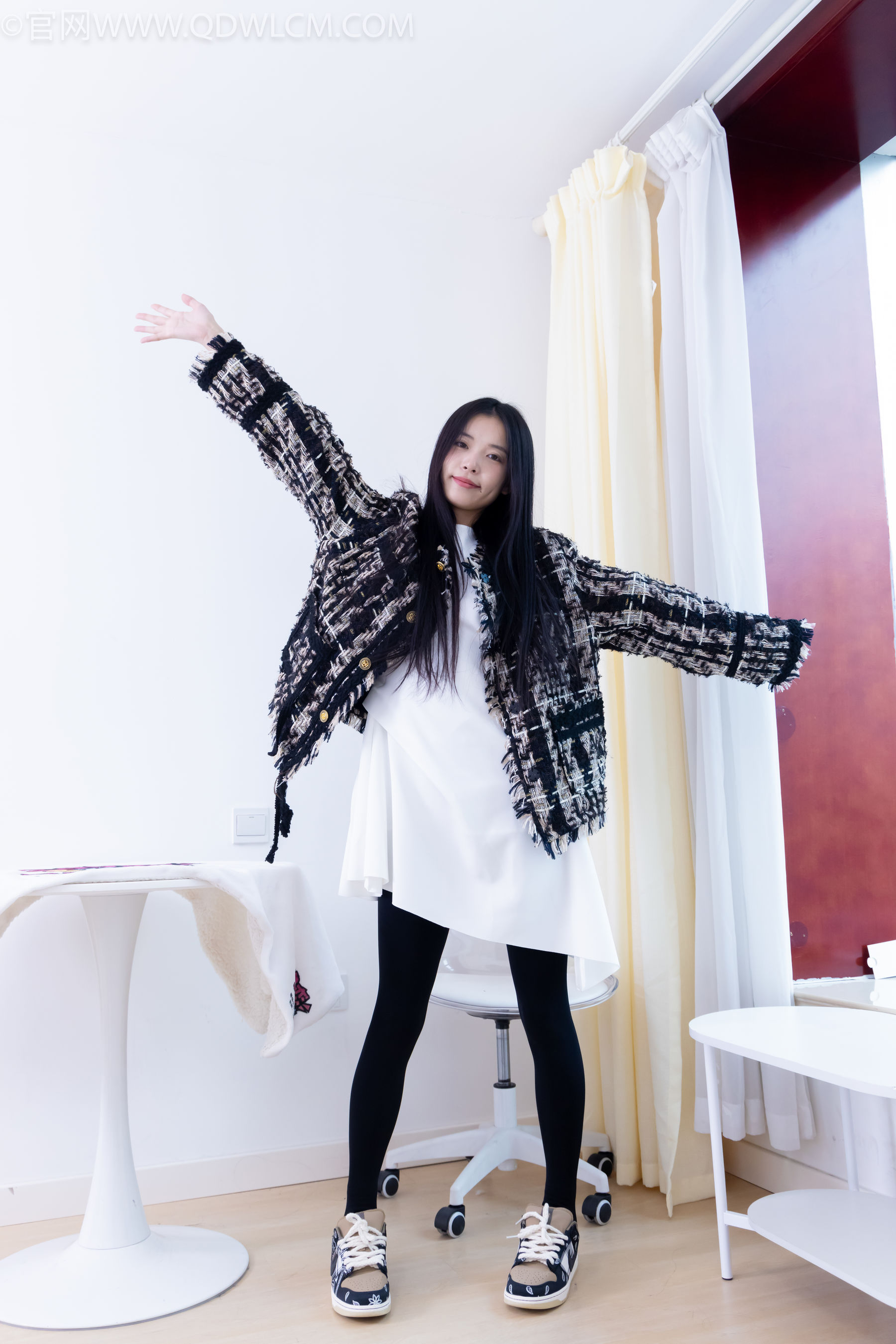 物恋传媒 No.2260 茯苓 -板鞋、黑色踩脚裤、白棉袜_第4张