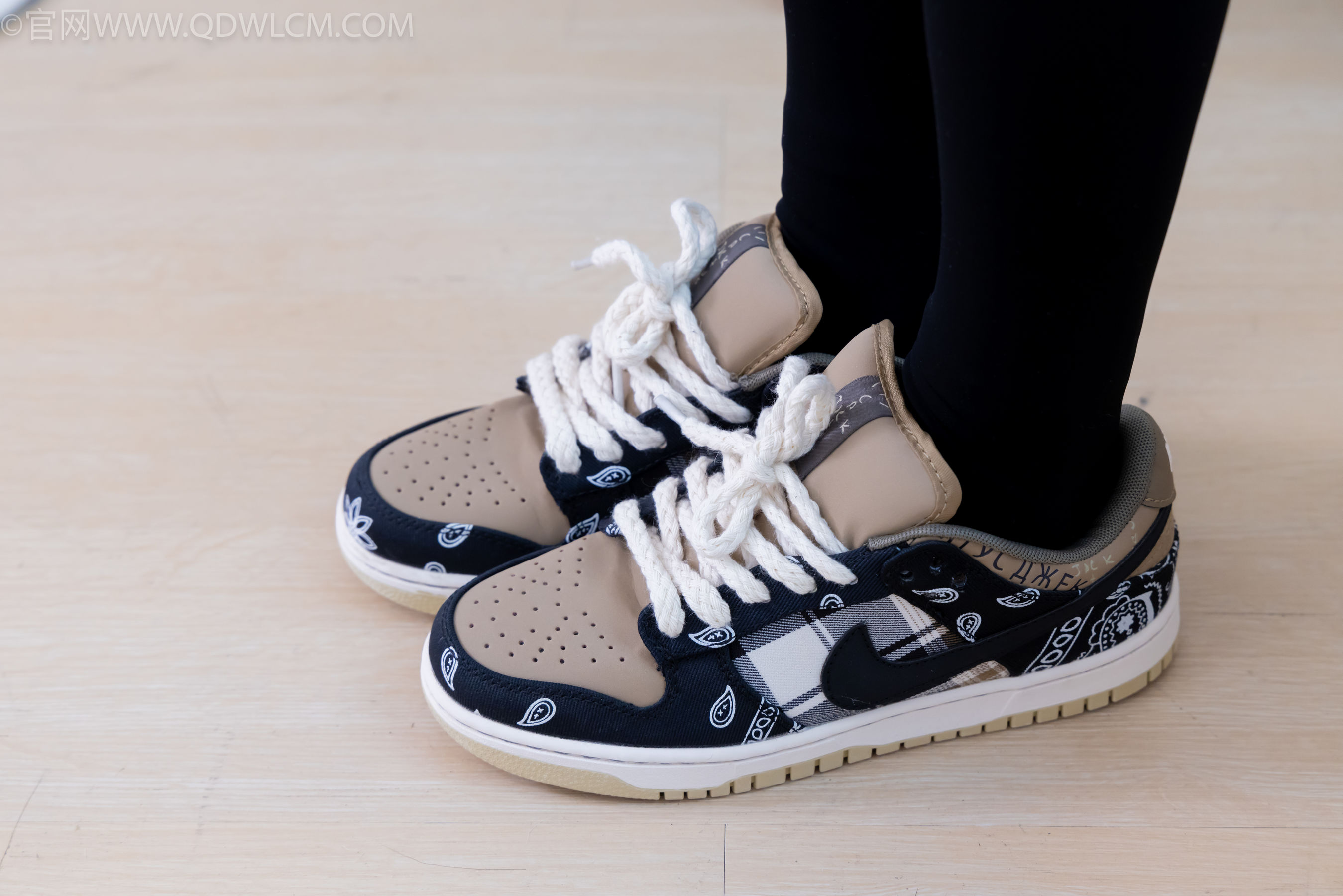 物恋传媒 No.2260 茯苓 -板鞋、黑色踩脚裤、白棉袜_第5张