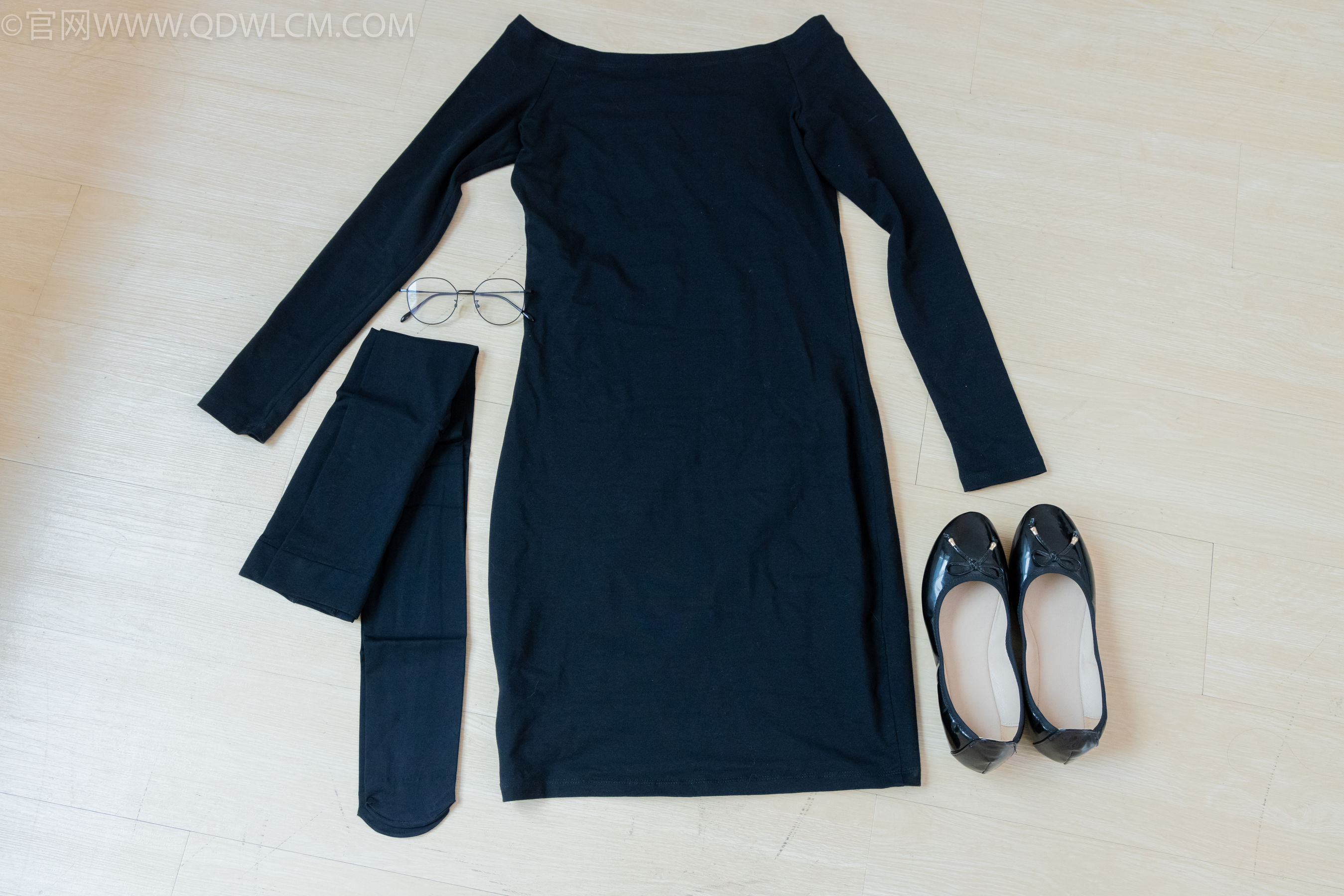 物恋传媒 No.2265 恬恬 -平底鞋、厚黑丝、厚黑丝踩奶油蛋糕剧情_第1张