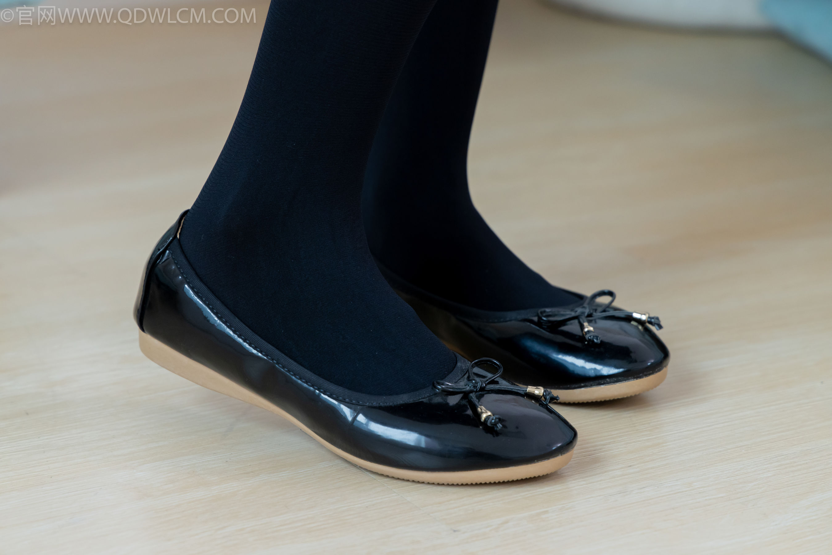 物恋传媒 No.2265 恬恬 -平底鞋、厚黑丝、厚黑丝踩奶油蛋糕剧情_第2张