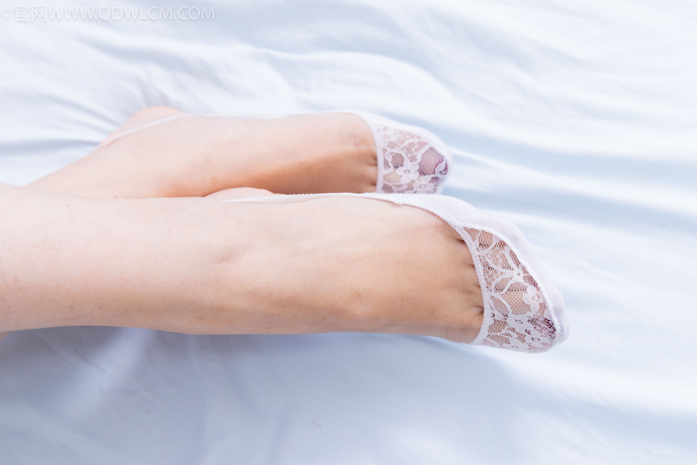 物恋传媒 No.2266 泡泡 -高跟凉鞋、白吊带船袜、昏睡剧情_第5张