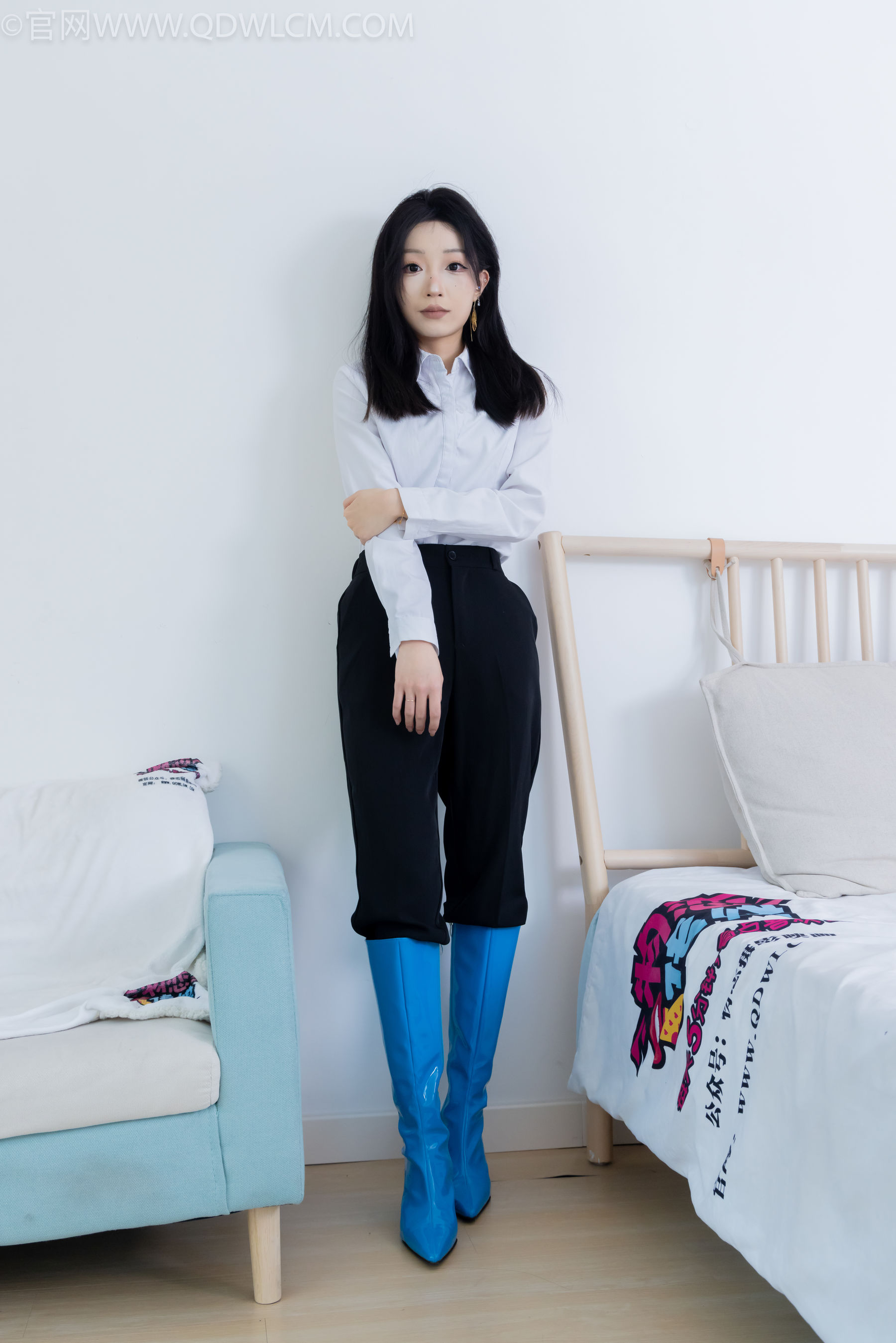 物恋传媒 No.2267 嘟嘟 -高跟长靴、薄黑丝_第1张