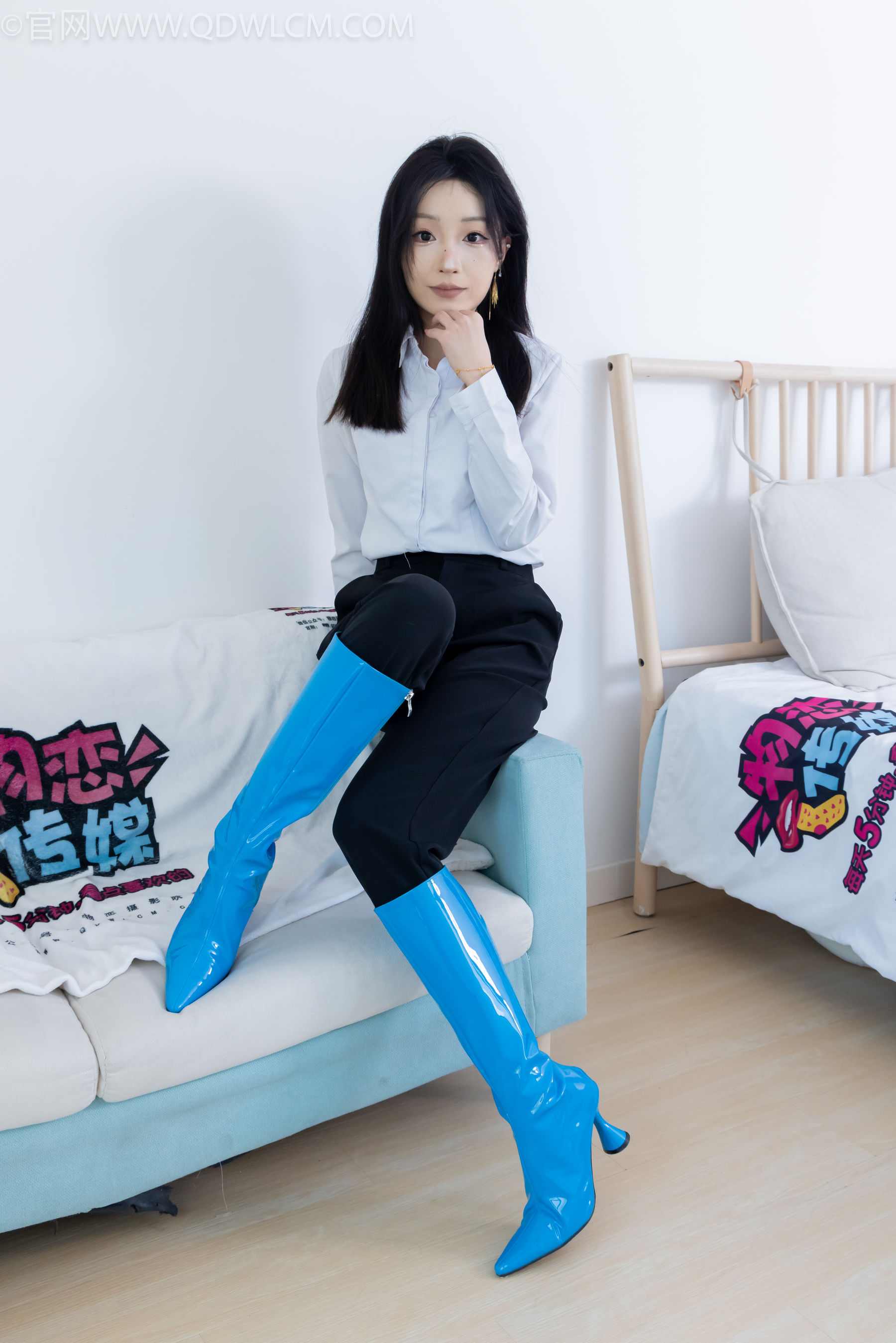 物恋传媒 No.2267 嘟嘟 -高跟长靴、薄黑丝_第2张