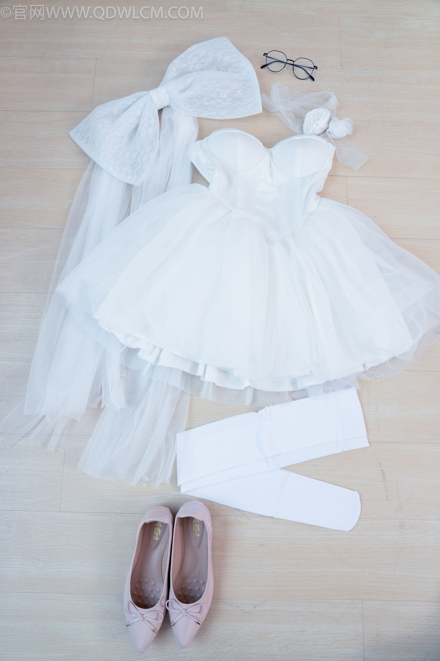 物恋传媒 No.2268 茯苓 -平底鞋、厚白丝、皮筋绑脚老头乐挠脚剧情_第1张