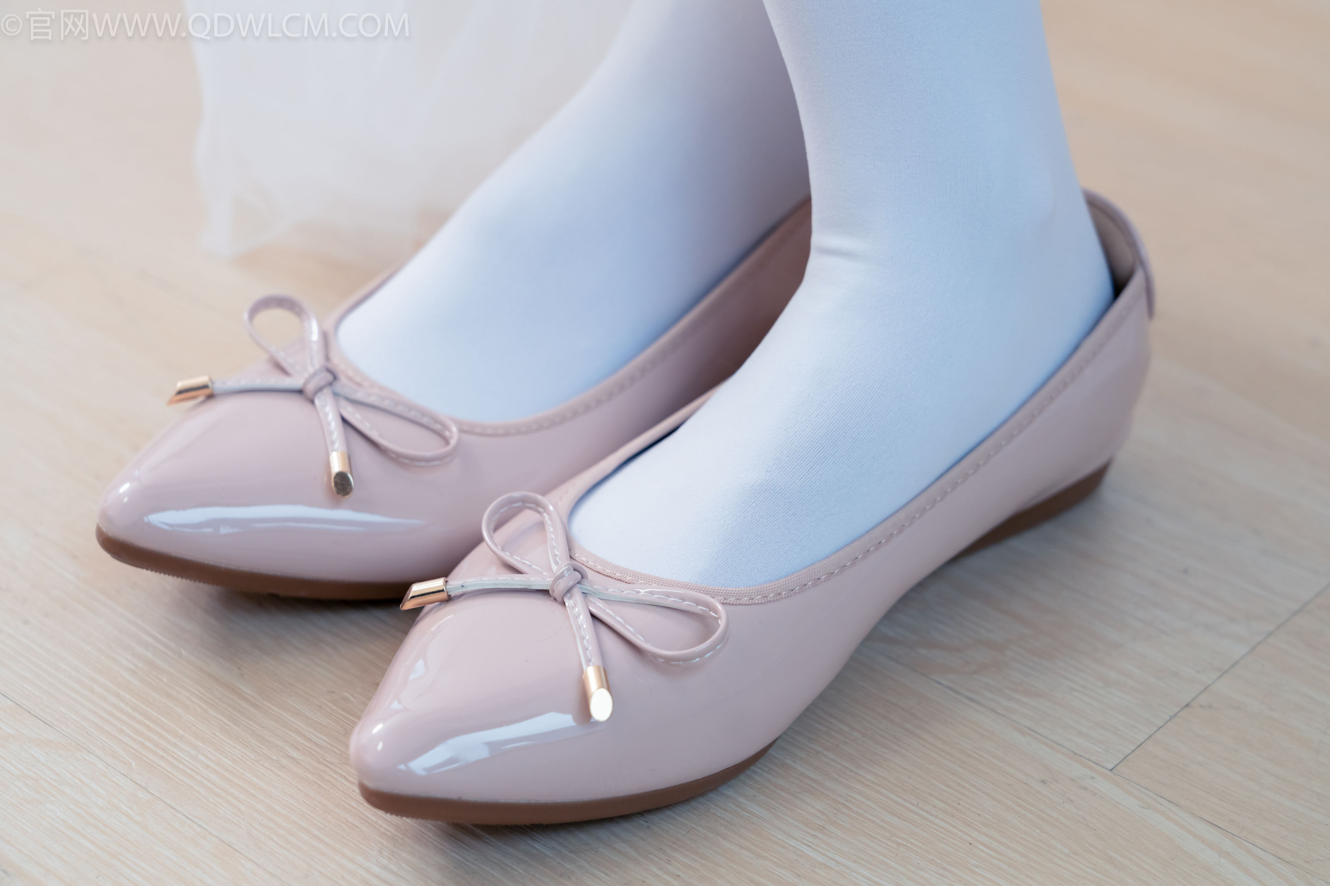 物恋传媒 No.2268 茯苓 -平底鞋、厚白丝、皮筋绑脚老头乐挠脚剧情_第2张