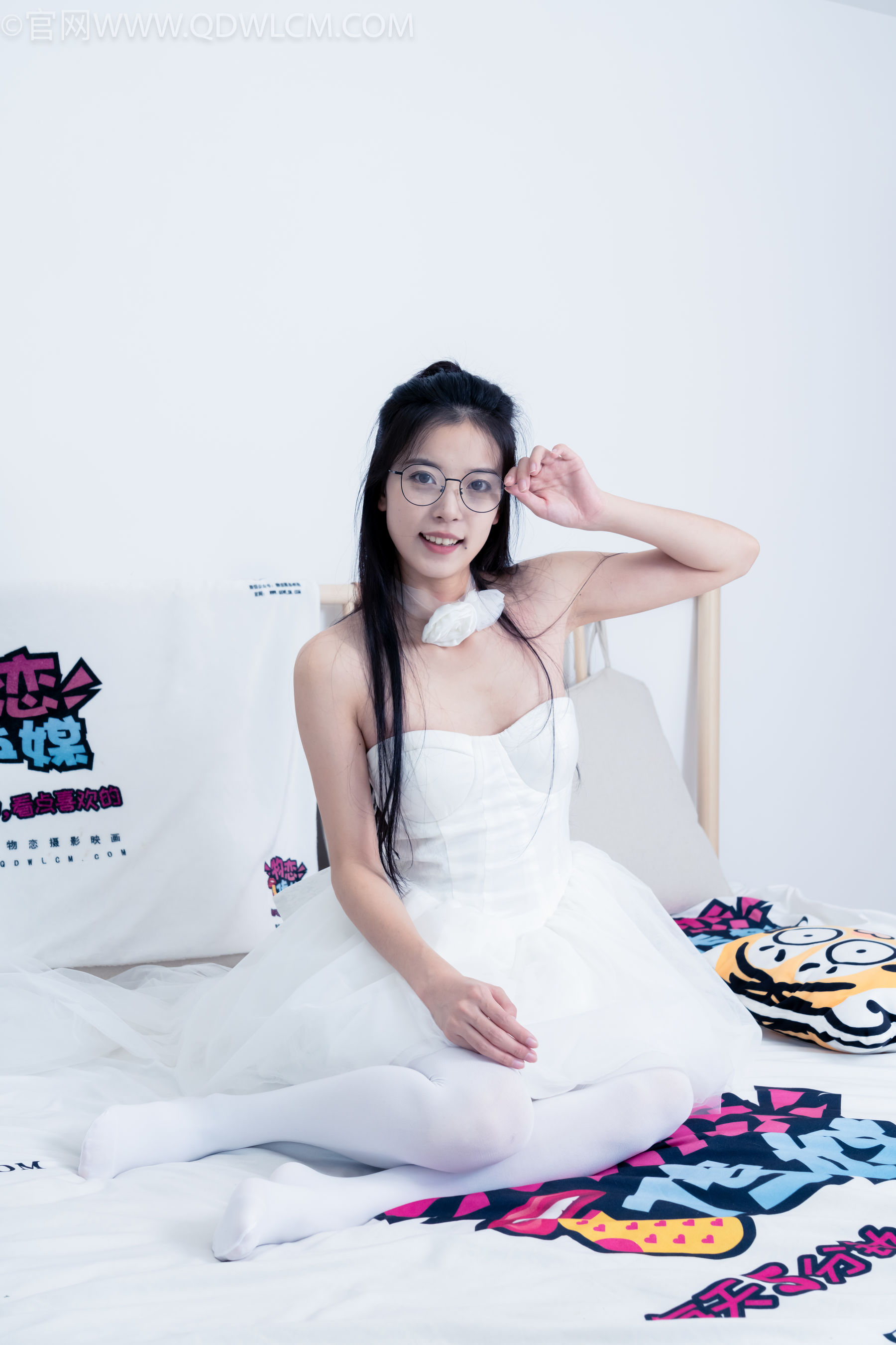 物恋传媒 No.2268 茯苓 -平底鞋、厚白丝、皮筋绑脚老头乐挠脚剧情_第3张