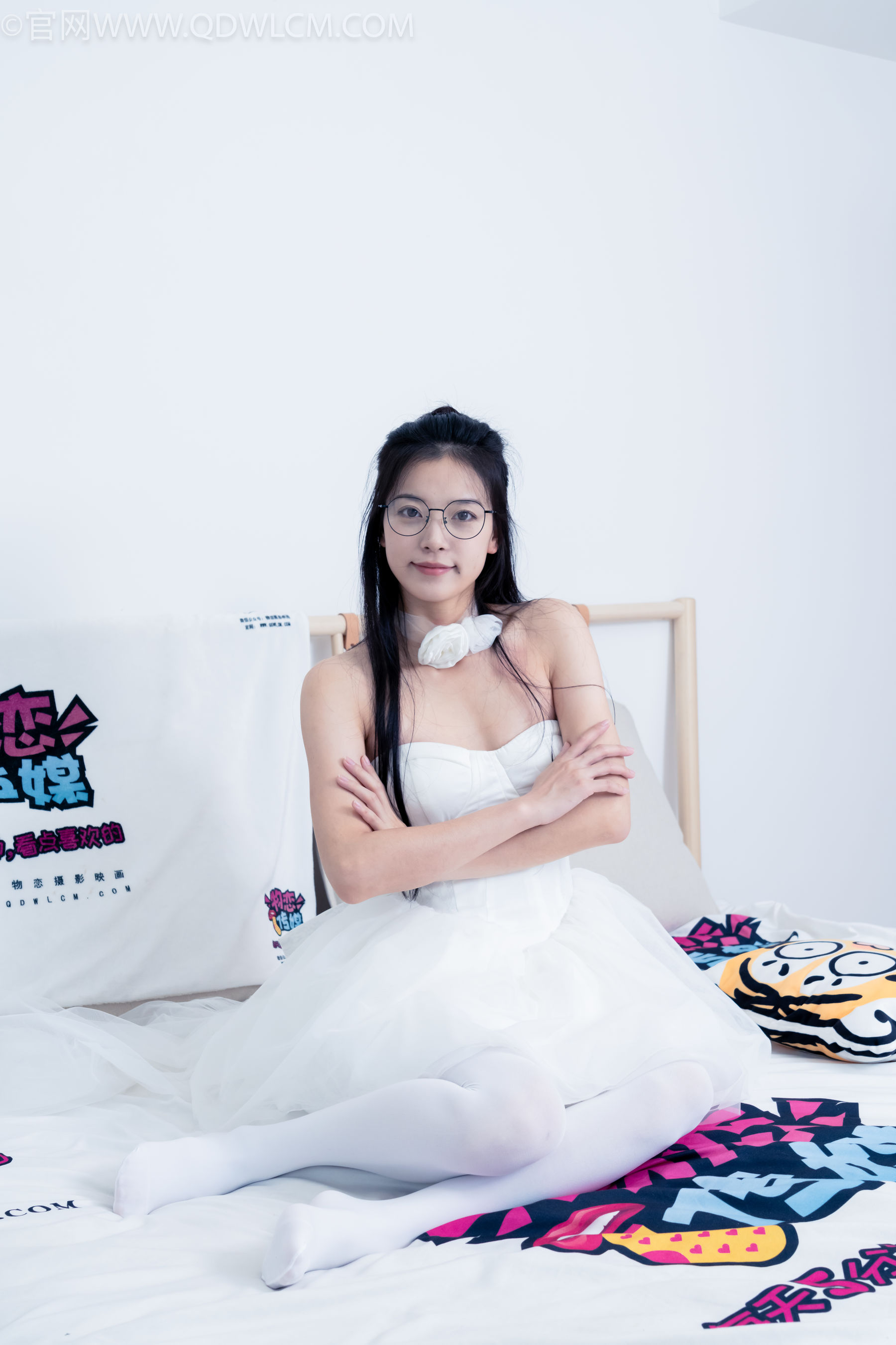 物恋传媒 No.2268 茯苓 -平底鞋、厚白丝、皮筋绑脚老头乐挠脚剧情_第4张