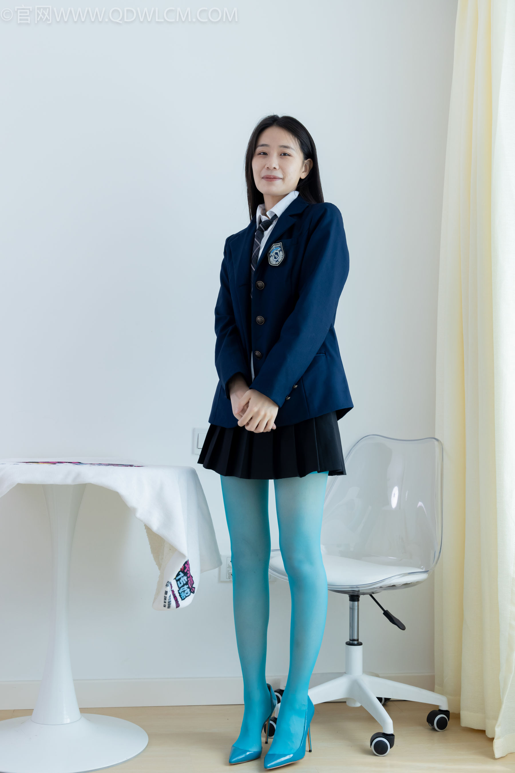 物恋传媒 No.2269 菜菜 -高跟鞋、薄蓝绿色丝、胶带绑脚踝老头乐挠脚剧情_第1张