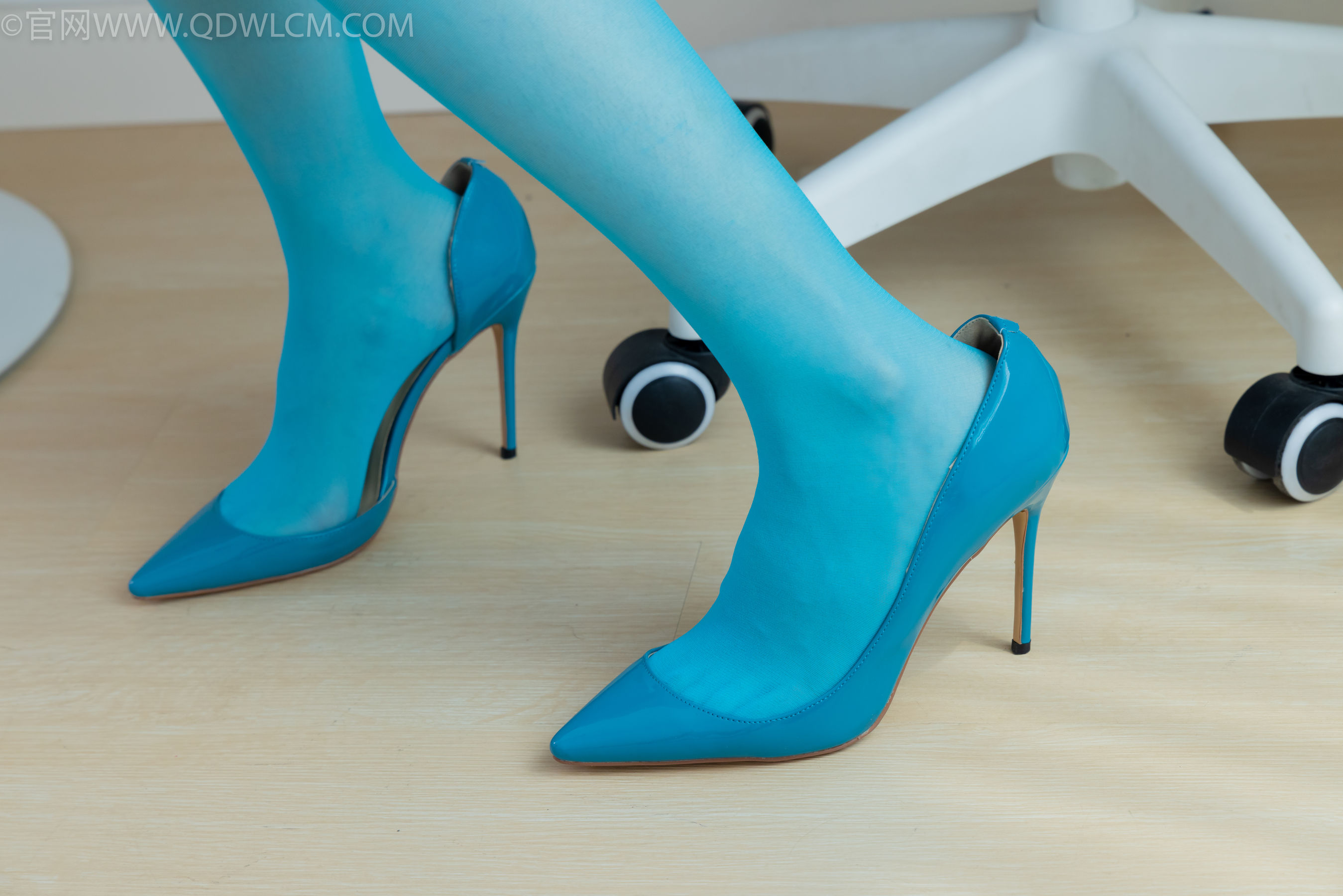 物恋传媒 No.2269 菜菜 -高跟鞋、薄蓝绿色丝、胶带绑脚踝老头乐挠脚剧情_第2张