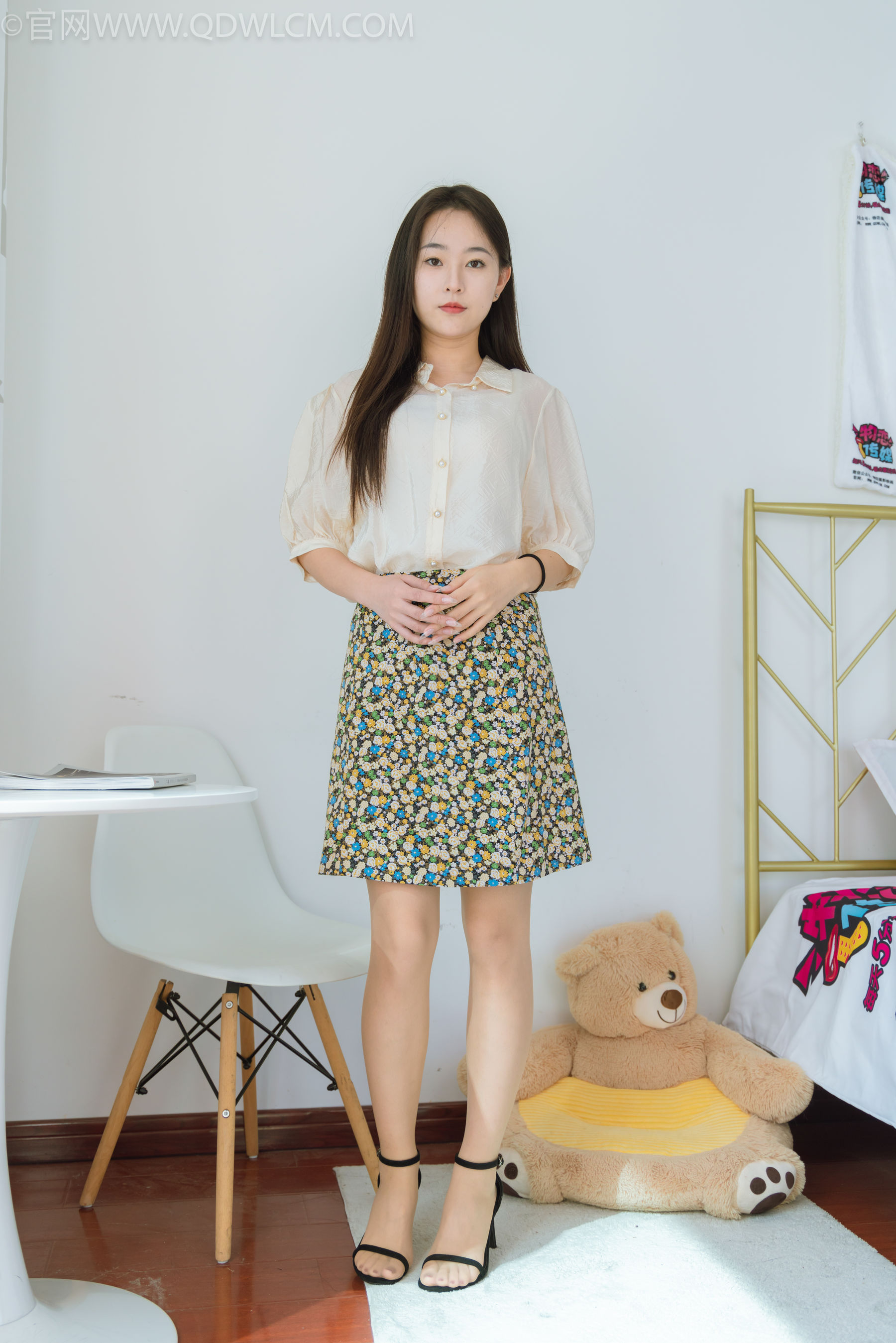 物恋传媒 No.2277 美兔 -三双高跟鞋、薄肉丝、裸足_第1张