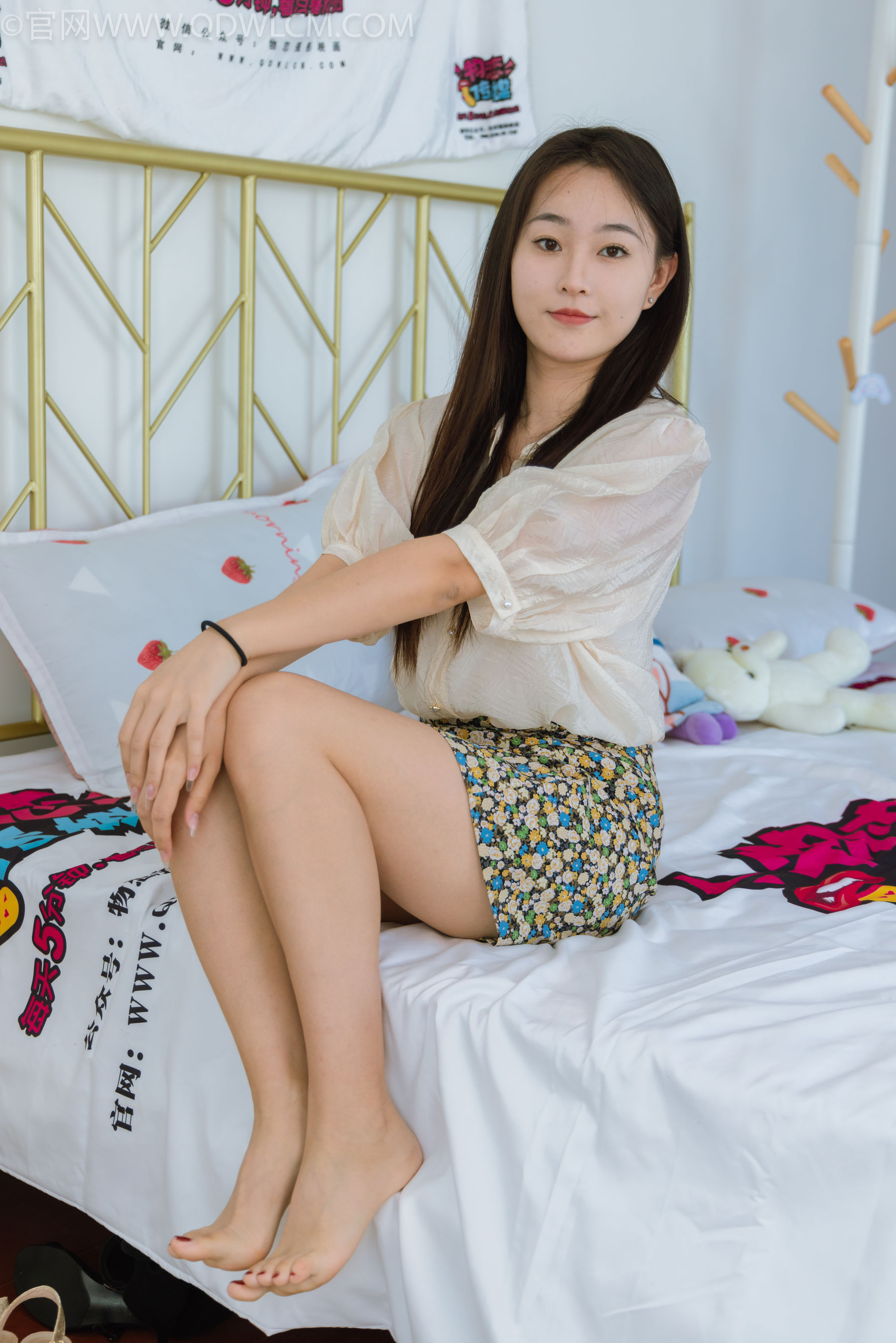 物恋传媒 No.2277 美兔 -三双高跟鞋、薄肉丝、裸足_第4张