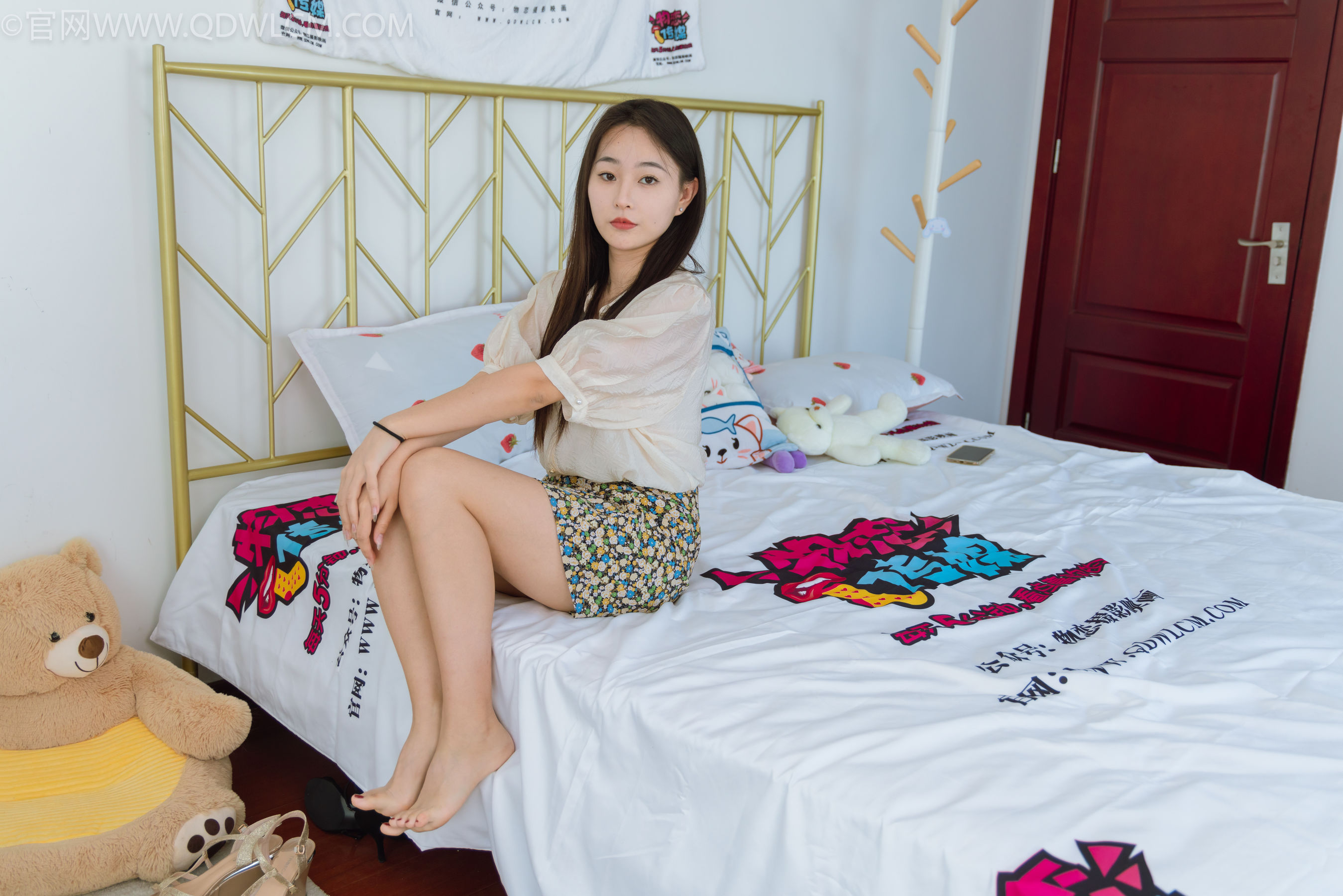 物恋传媒 No.2277 美兔 -三双高跟鞋、薄肉丝、裸足_第5张