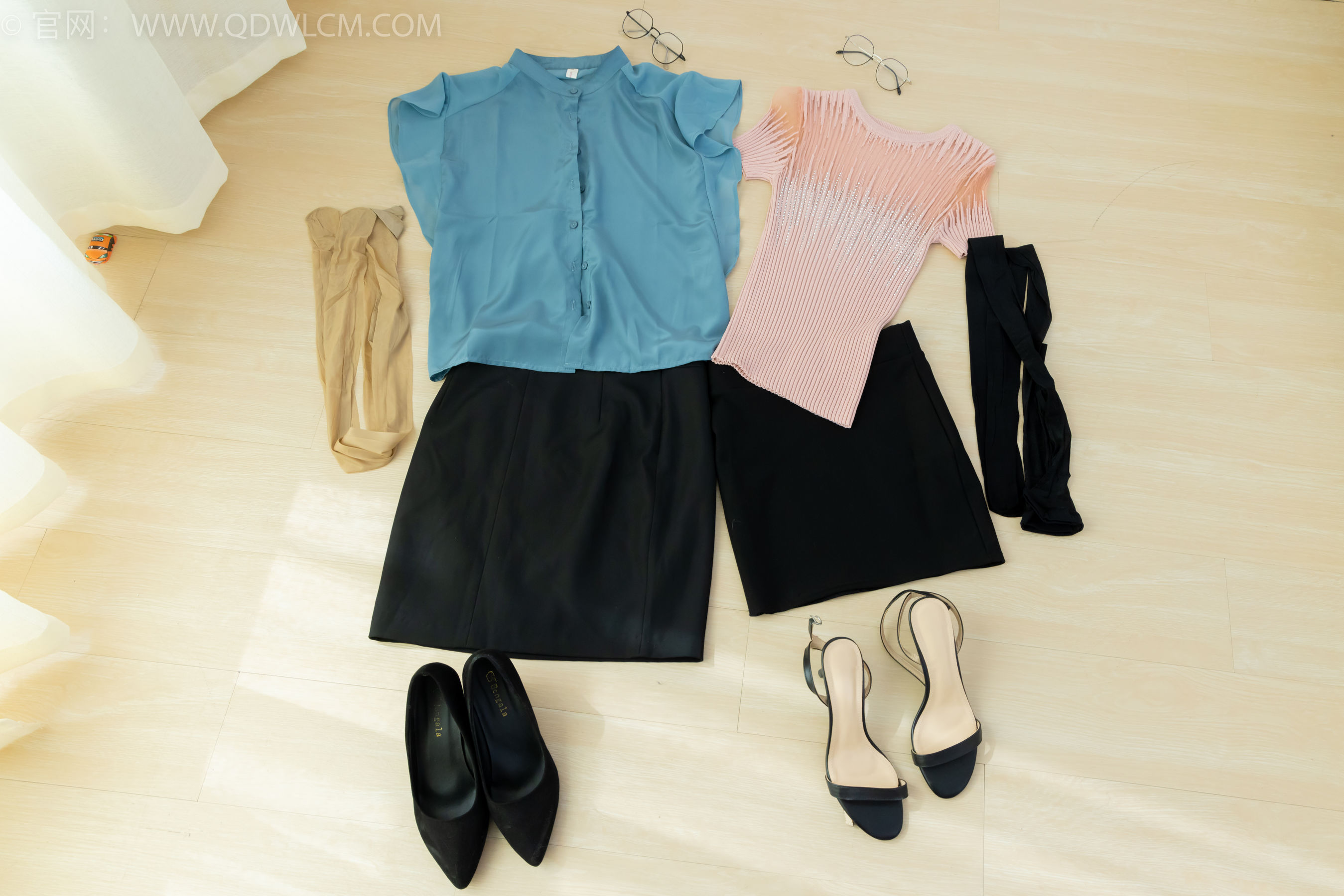 物恋传媒 No.2285 茯苓&欢欢 - 高跟鞋、高跟凉鞋、油亮薄肉丝_第1张