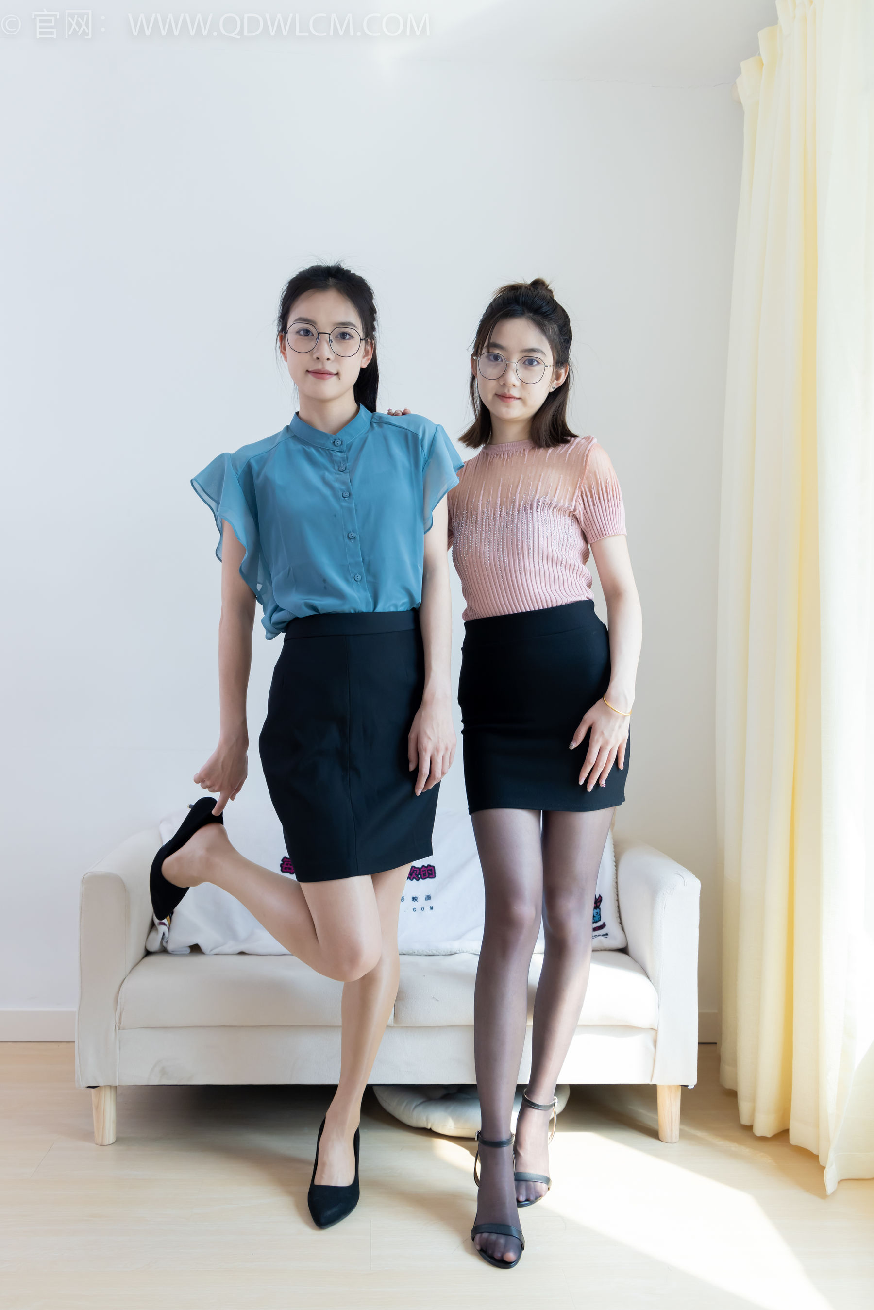 物恋传媒 No.2285 茯苓&欢欢 - 高跟鞋、高跟凉鞋、油亮薄肉丝_第2张