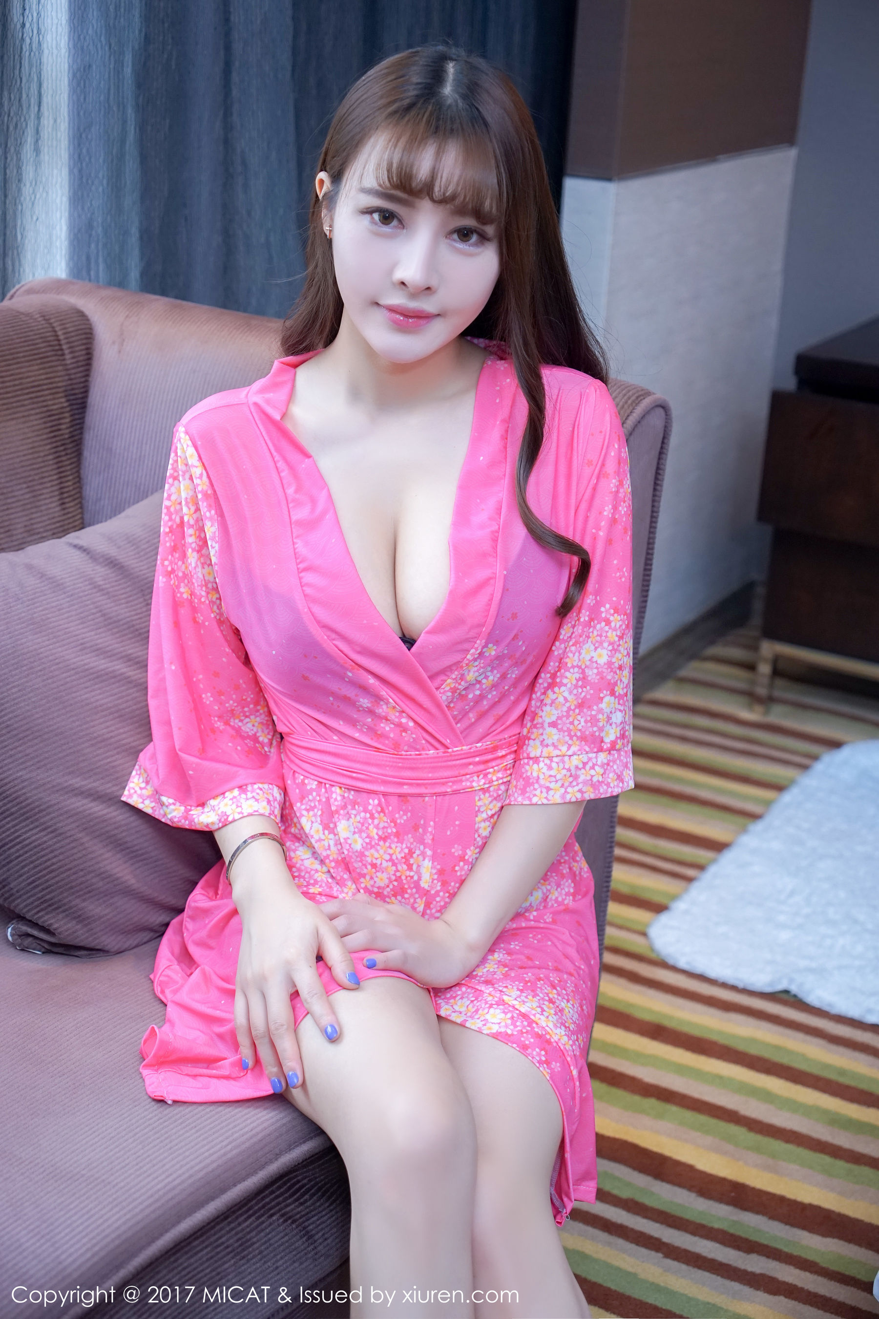 雪瑞Lisa《低胸睡衣、女仆装、学生装、蕾丝袜》 [猫萌榜MICAT] VOL.022_第1张