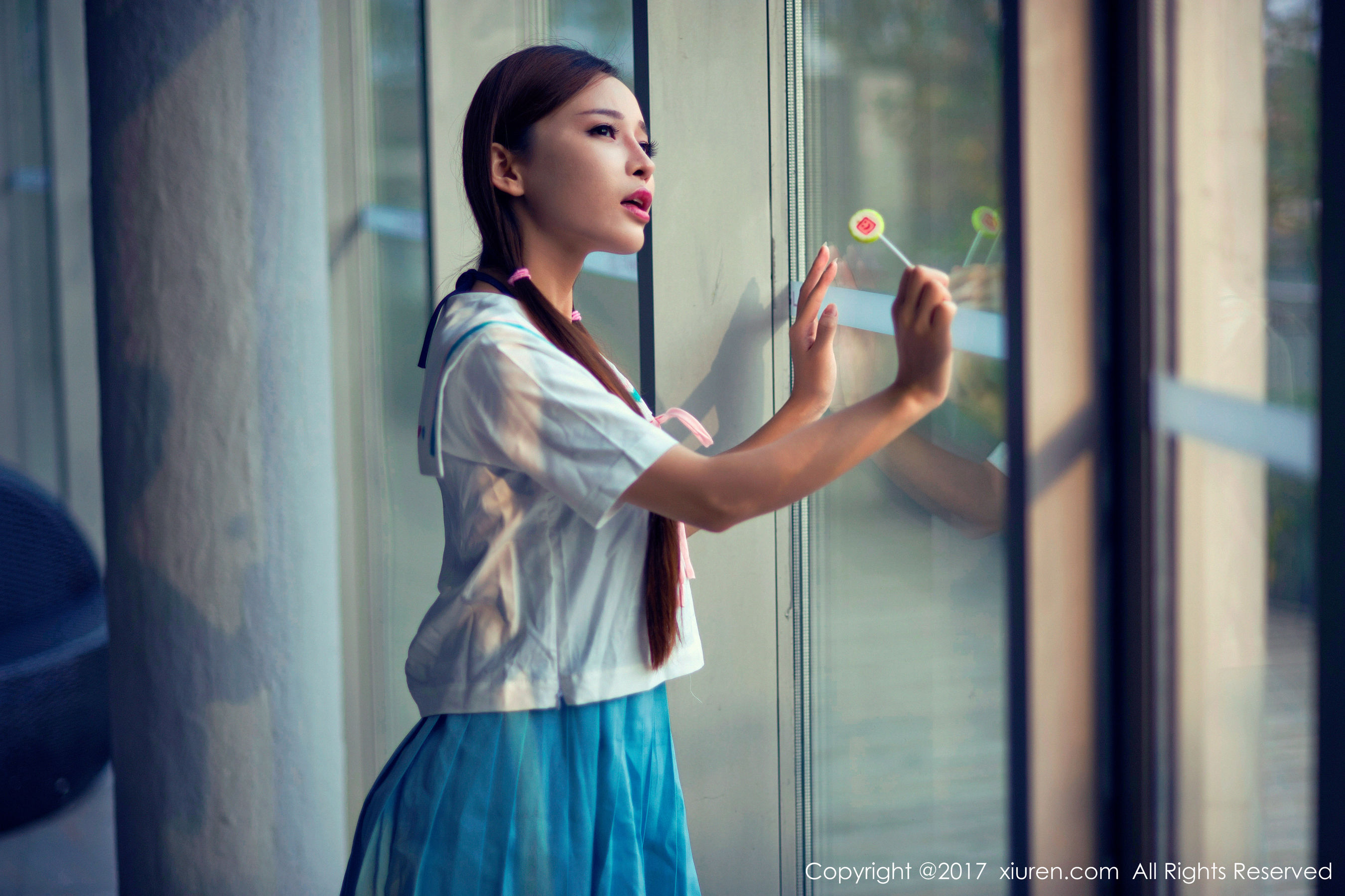 艾小青《人体泡沫浴+日系学生服泳池棒棒糖》 [秀人XiuRen] NO.866_第1张