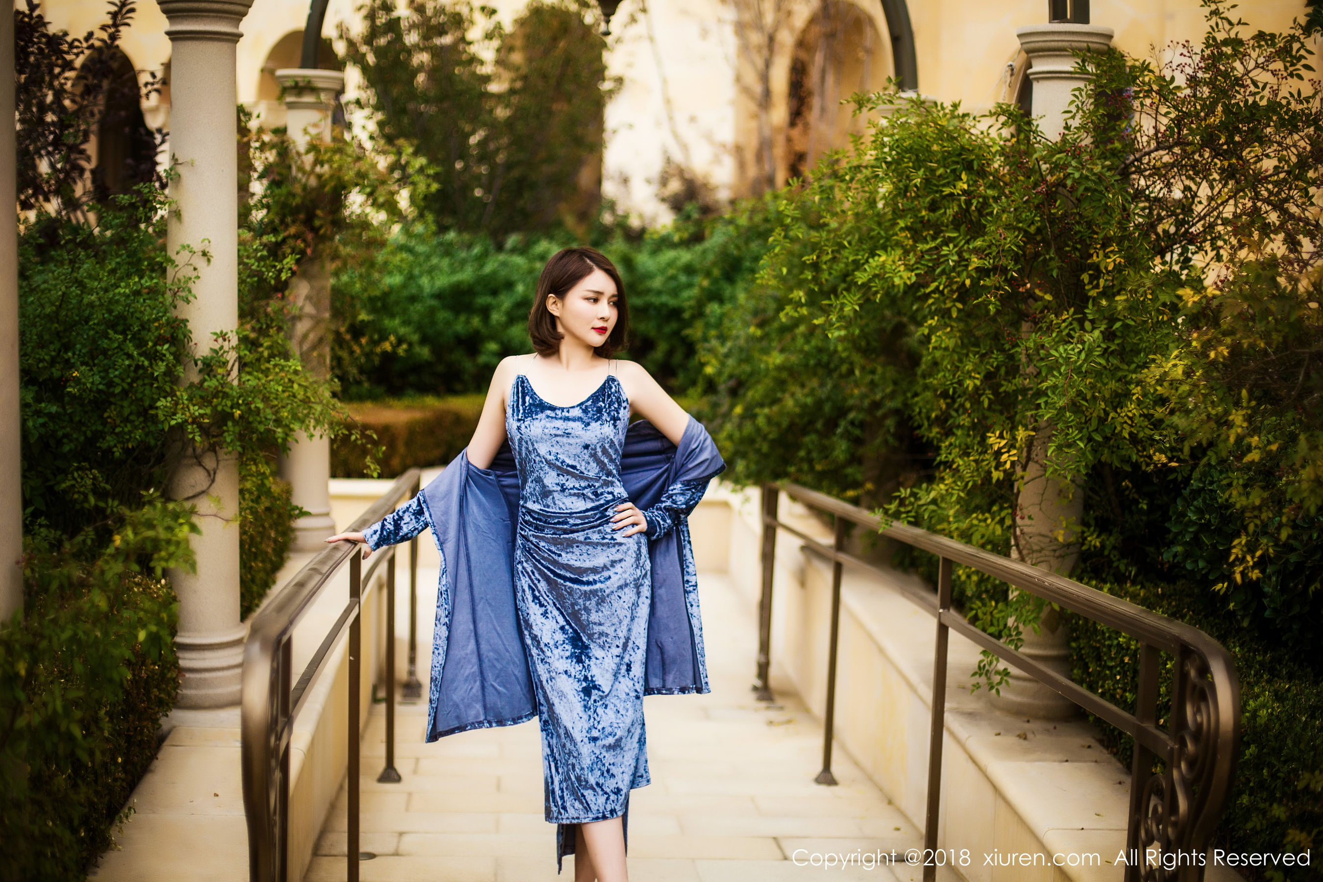 女神@廿十《长裙街拍+内衣+浴袍》 [秀人XiuRen] No.935_第1张