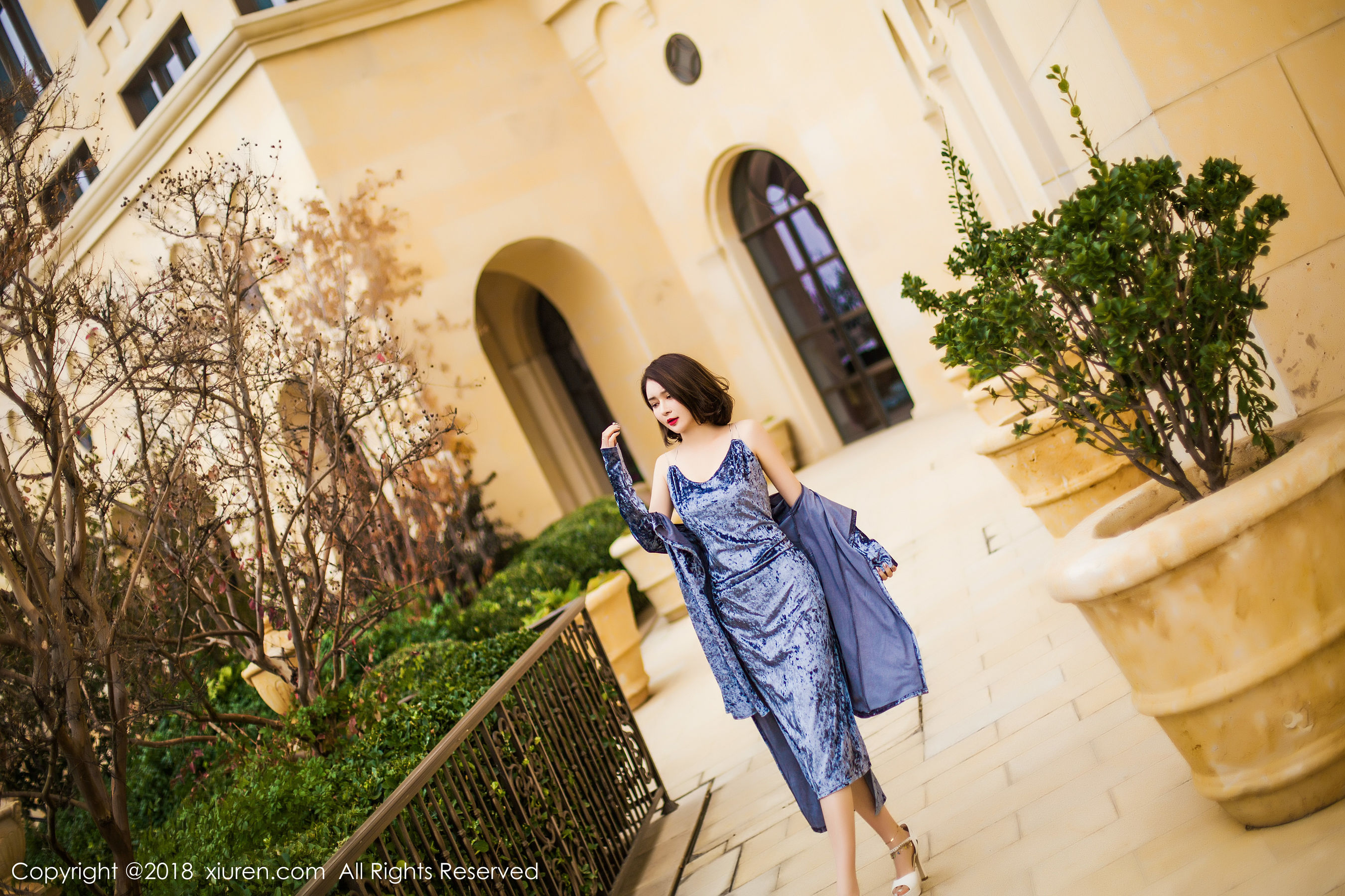 女神@廿十《长裙街拍+内衣+浴袍》 [秀人XiuRen] No.935_第2张