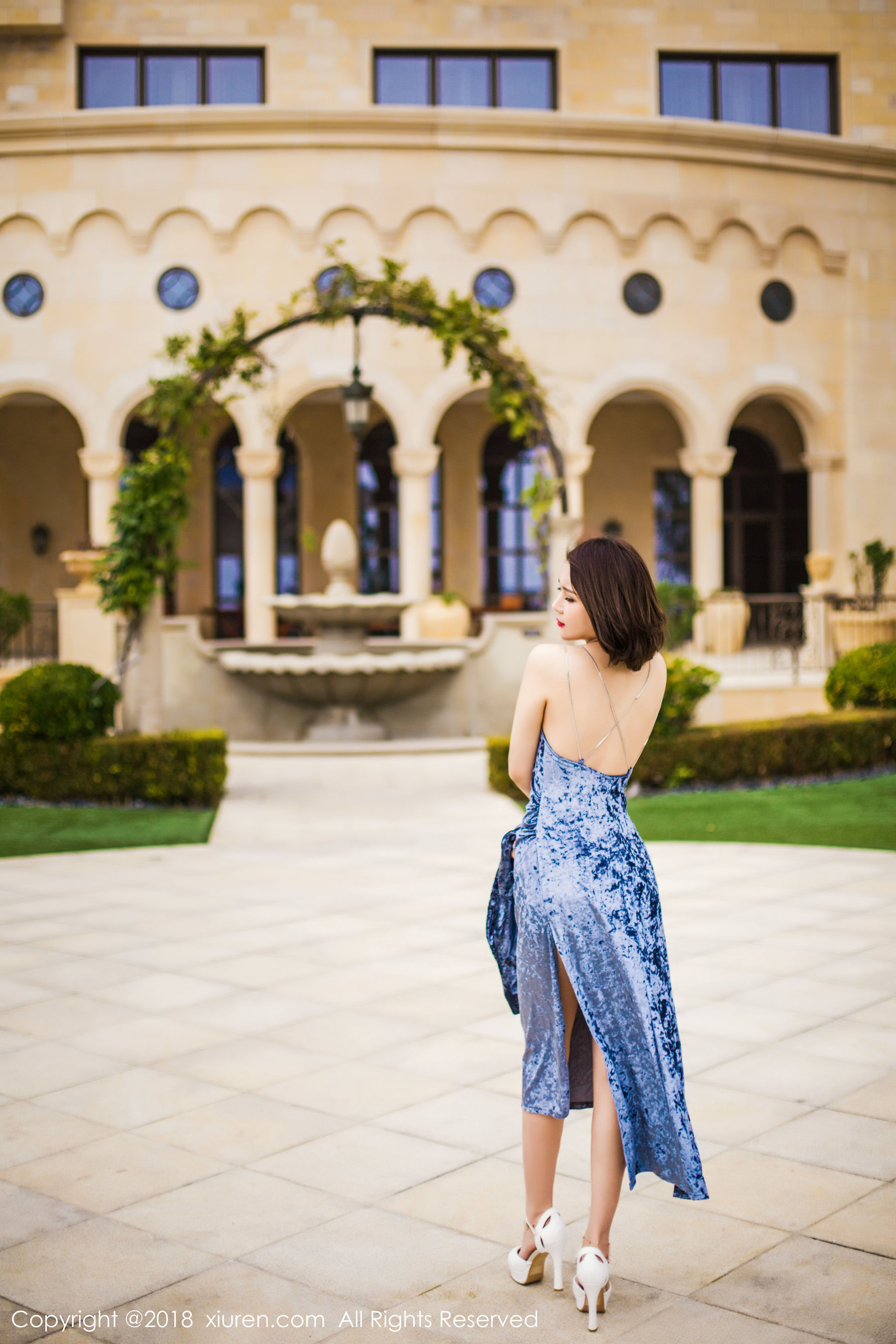 女神@廿十《长裙街拍+内衣+浴袍》 [秀人XiuRen] No.935_第3张