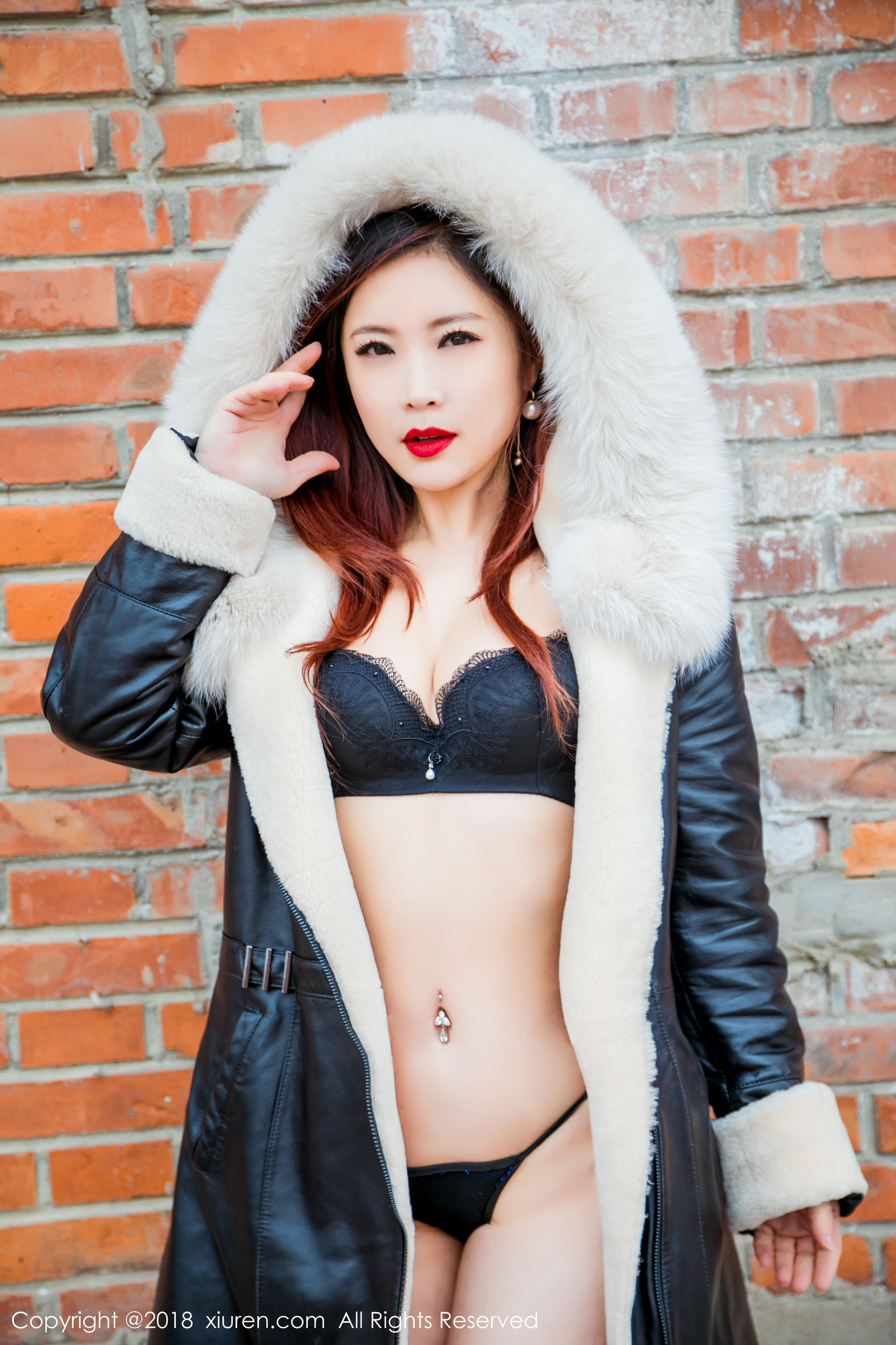 西希白兔《室外性感写真》 [秀人XIUREN] No.953_第4张