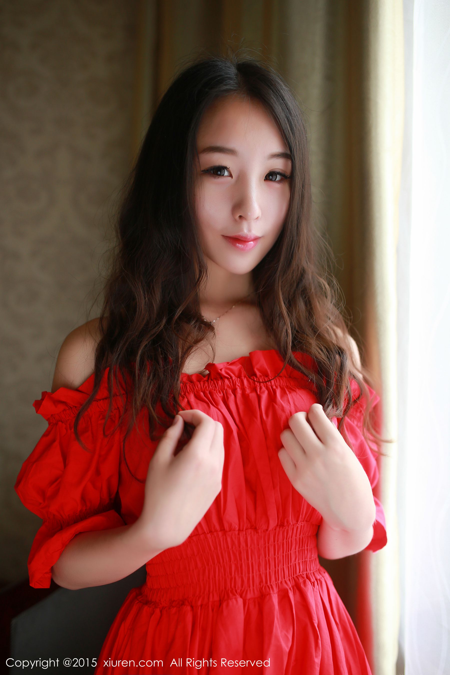 梓萱Crystal《连衣裙+热裤+网袜制服》 [秀人网XiuRen] No.347_第2张