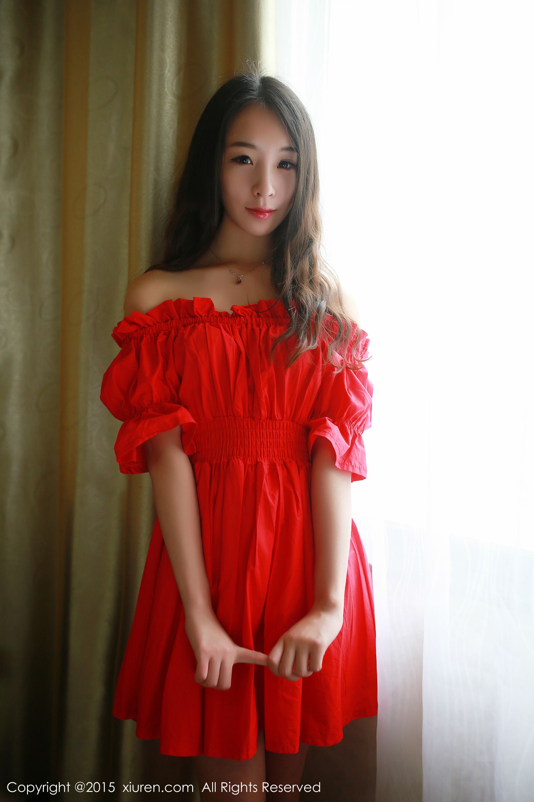 梓萱Crystal《连衣裙+热裤+网袜制服》 [秀人网XiuRen] No.347_第3张