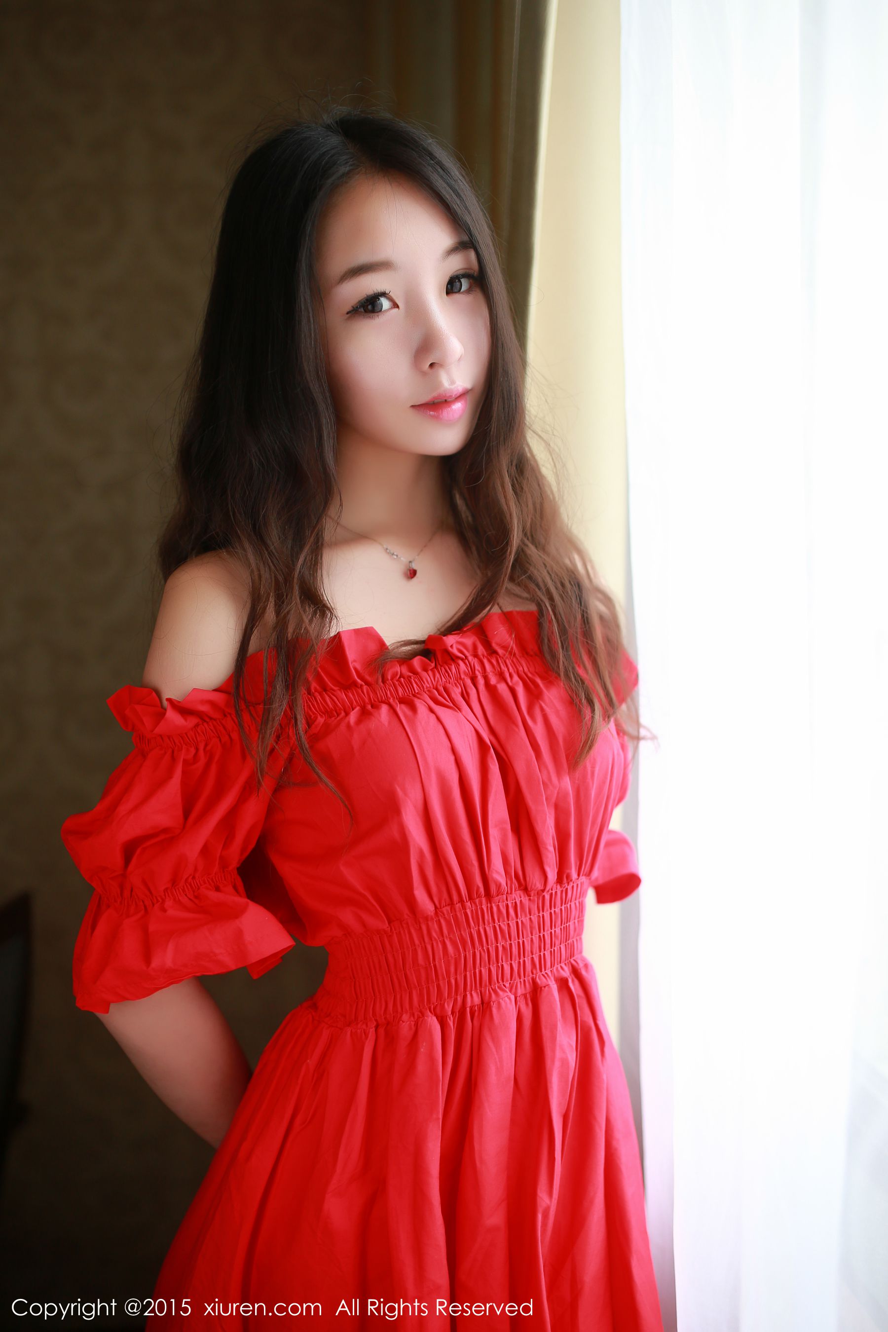 梓萱Crystal《连衣裙+热裤+网袜制服》 [秀人网XiuRen] No.347_第5张