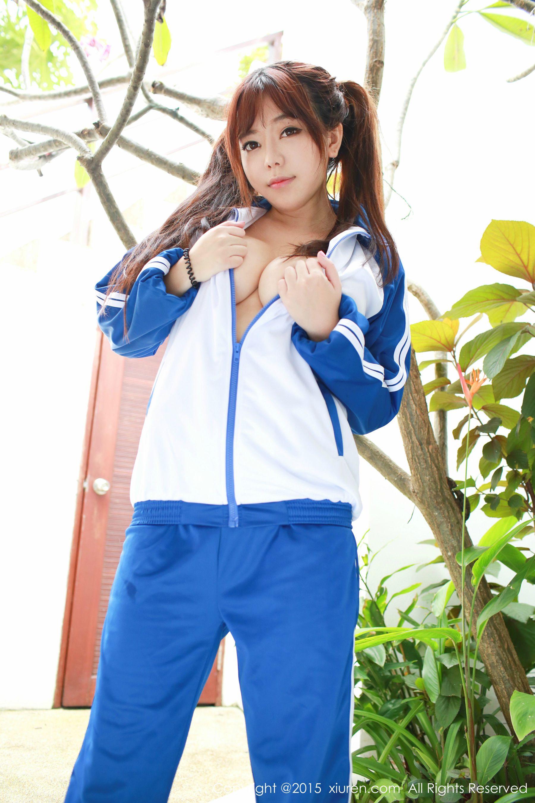 刘飞儿Faye《校服诱惑+比基尼》 [秀人网XiuRen] No.430_第5张