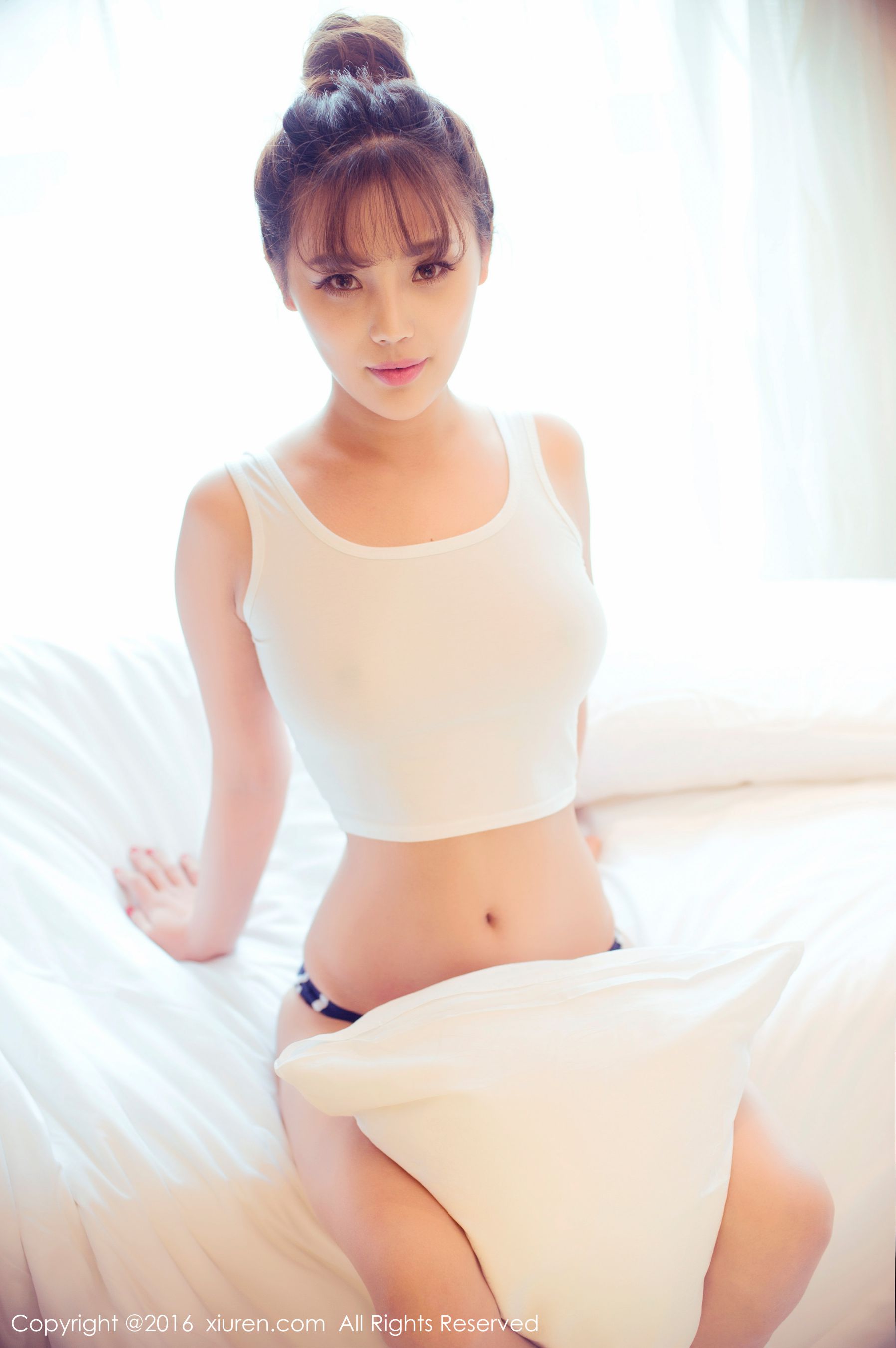 周予然《高叉泳衣、爆乳内衣、高跟美腿、白色超短工字背心装》 [秀人网XiuRen] No.633_第1张