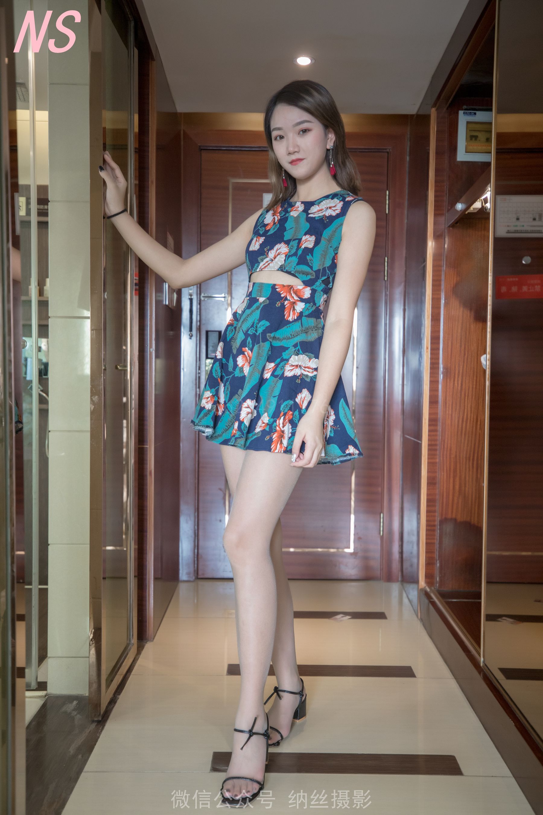 [纳丝摄影]  依依 超美腿无缝丝袜嫩脚_第2张