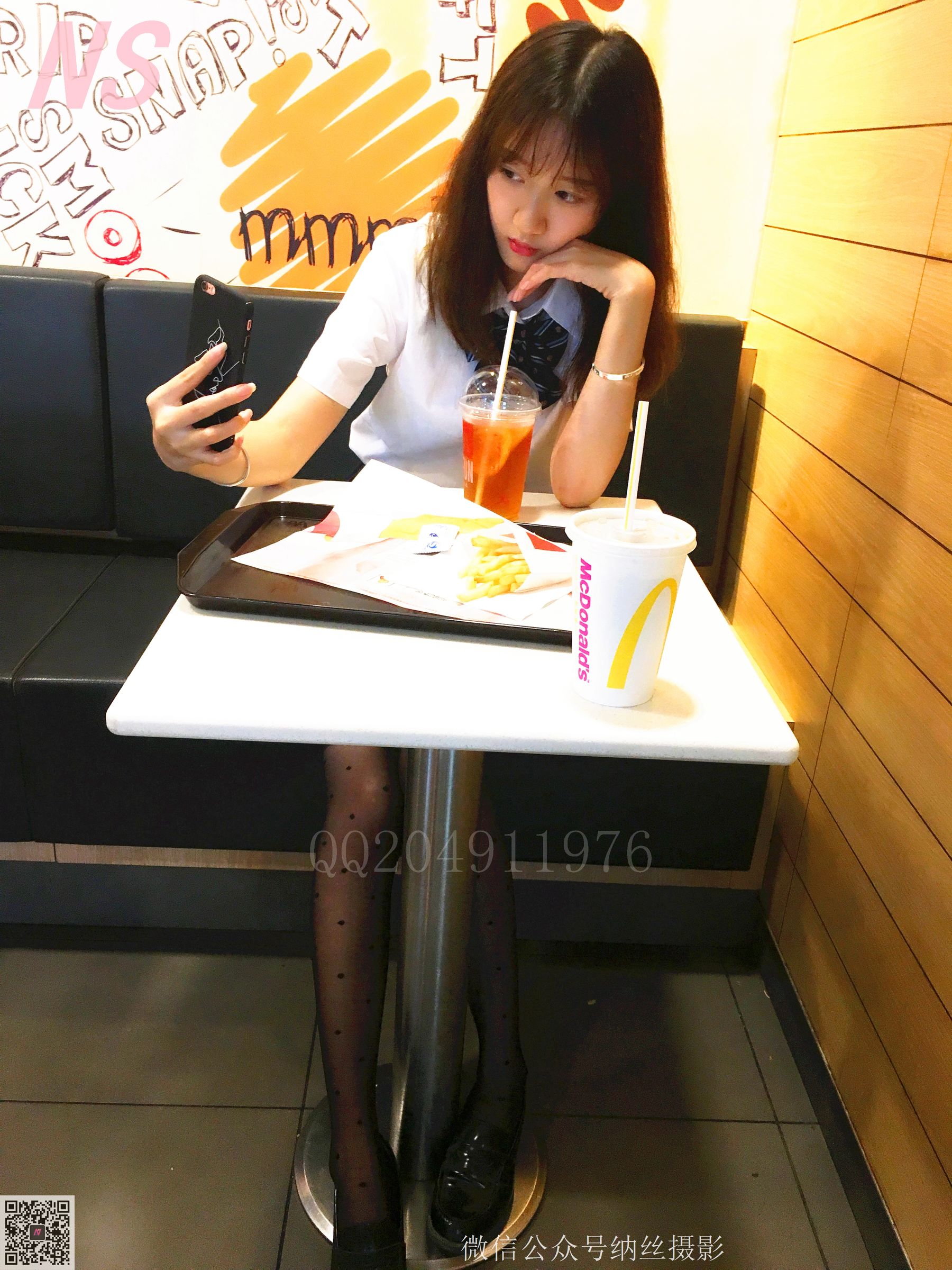 [纳丝摄影] NO.057 雯雯 OL黑色圆点丝袜_第1张