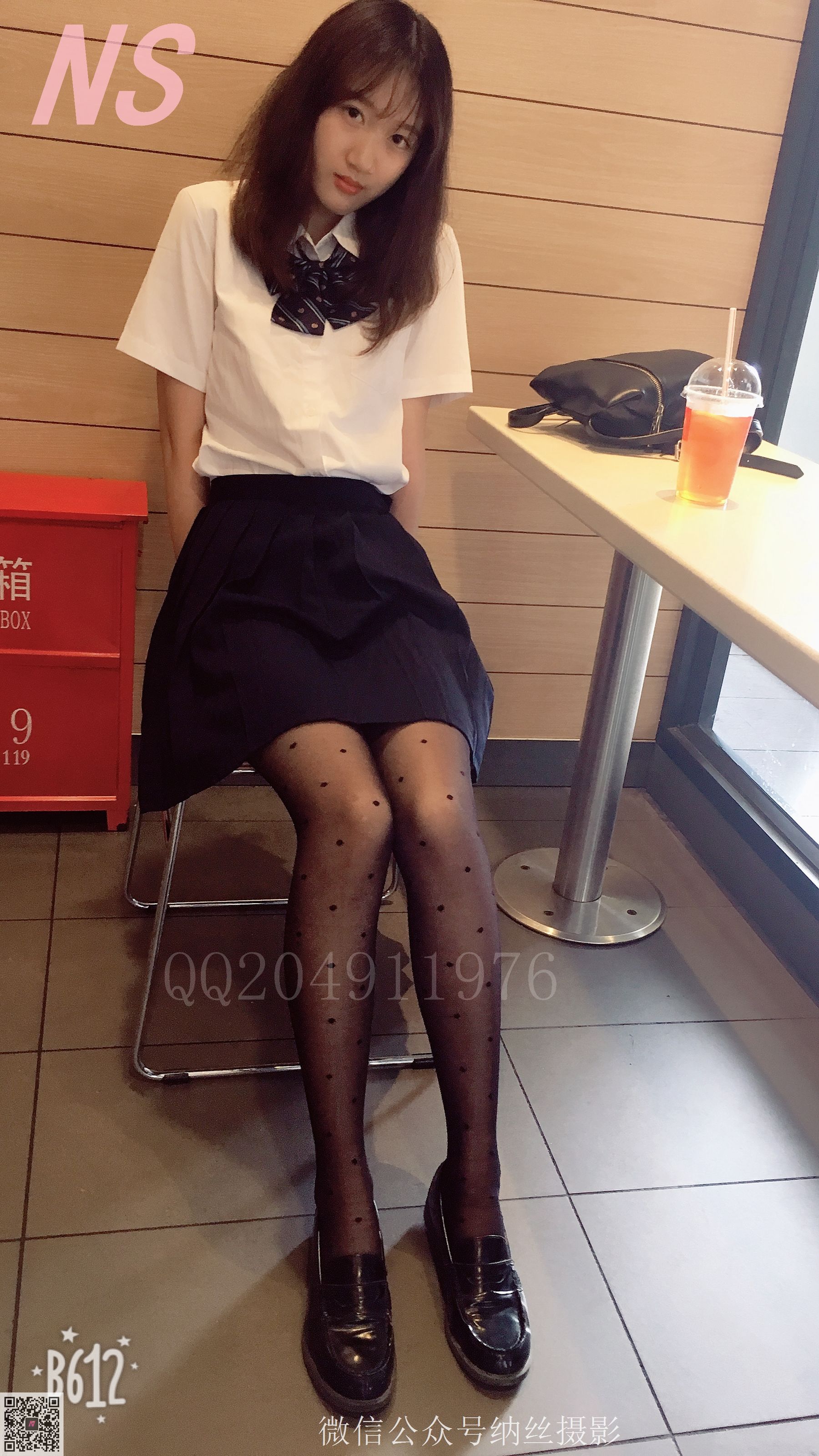 [纳丝摄影] NO.057 雯雯 OL黑色圆点丝袜_第2张