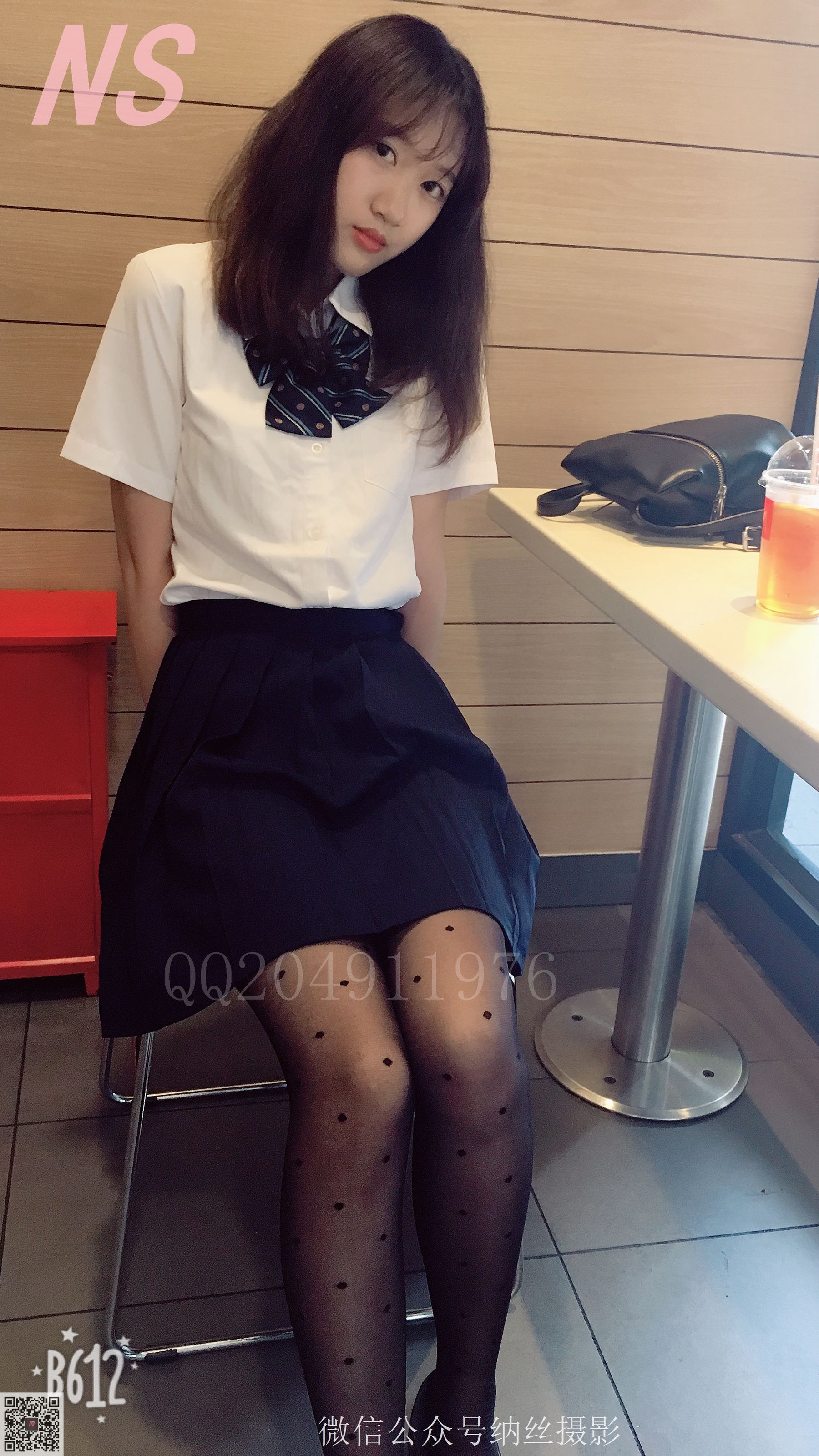 [纳丝摄影] NO.057 雯雯 OL黑色圆点丝袜_第3张