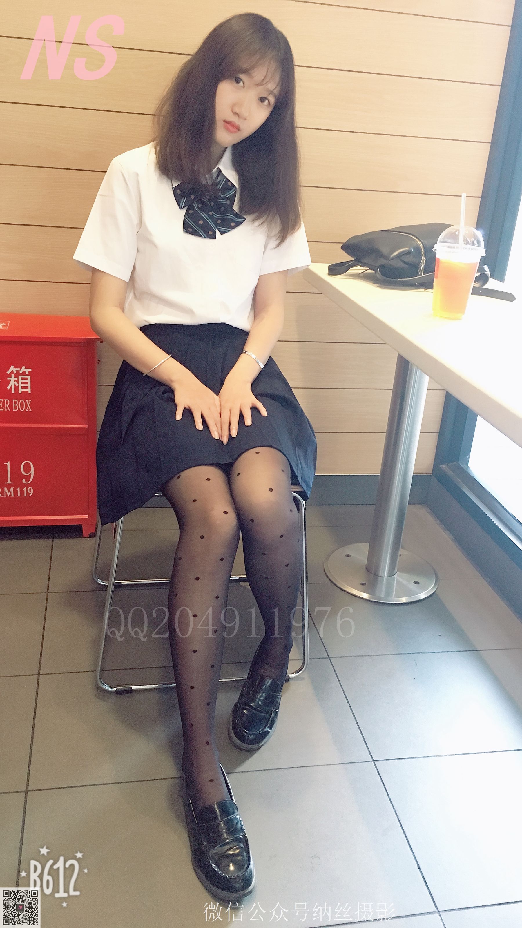 [纳丝摄影] NO.057 雯雯 OL黑色圆点丝袜_第4张