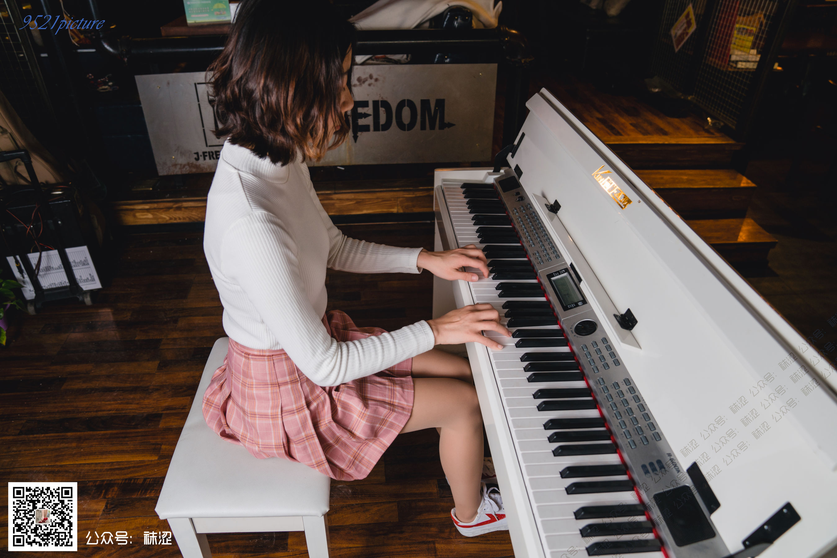 [袜涩] VOL.029 雪梨 粉色百褶裙肤色天鹅绒丝袜_第2张