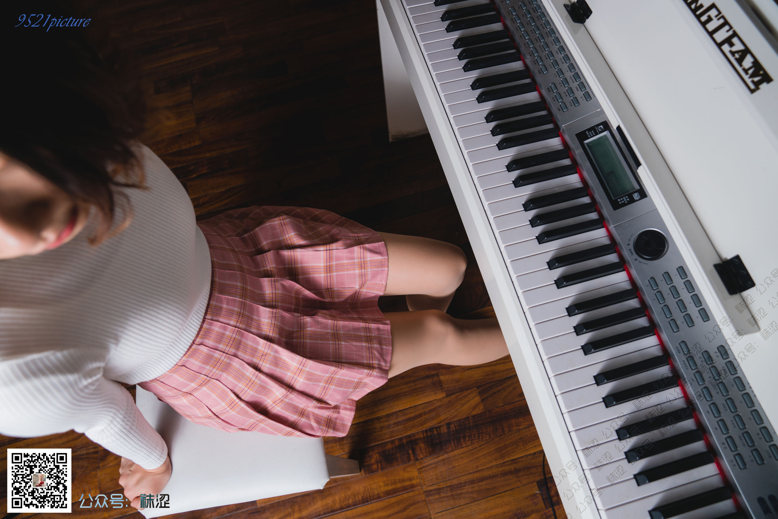 [袜涩] VOL.029 雪梨 粉色百褶裙肤色天鹅绒丝袜_第4张