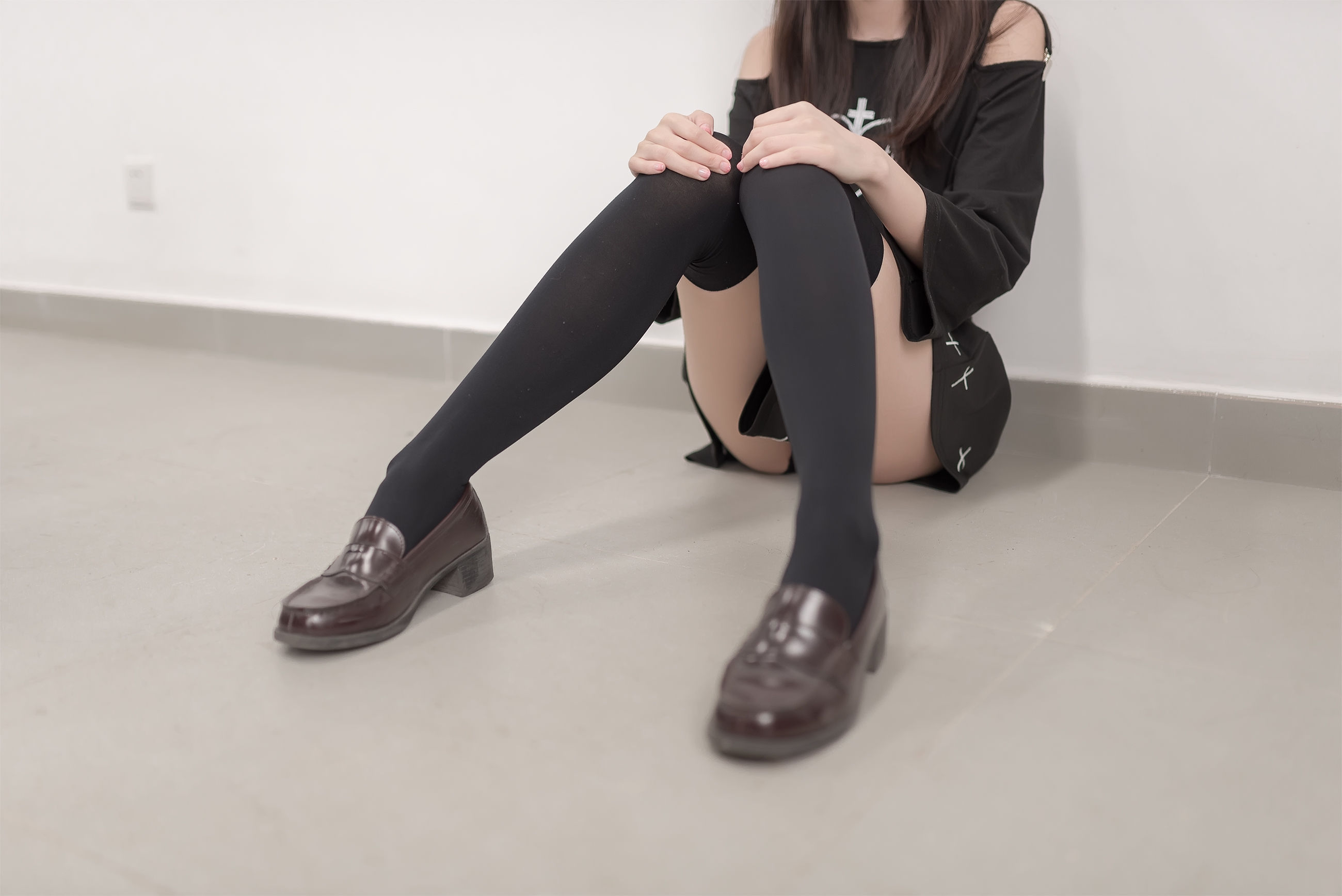 [风之领域] NO.011 教室黑丝修长美腿_第1张