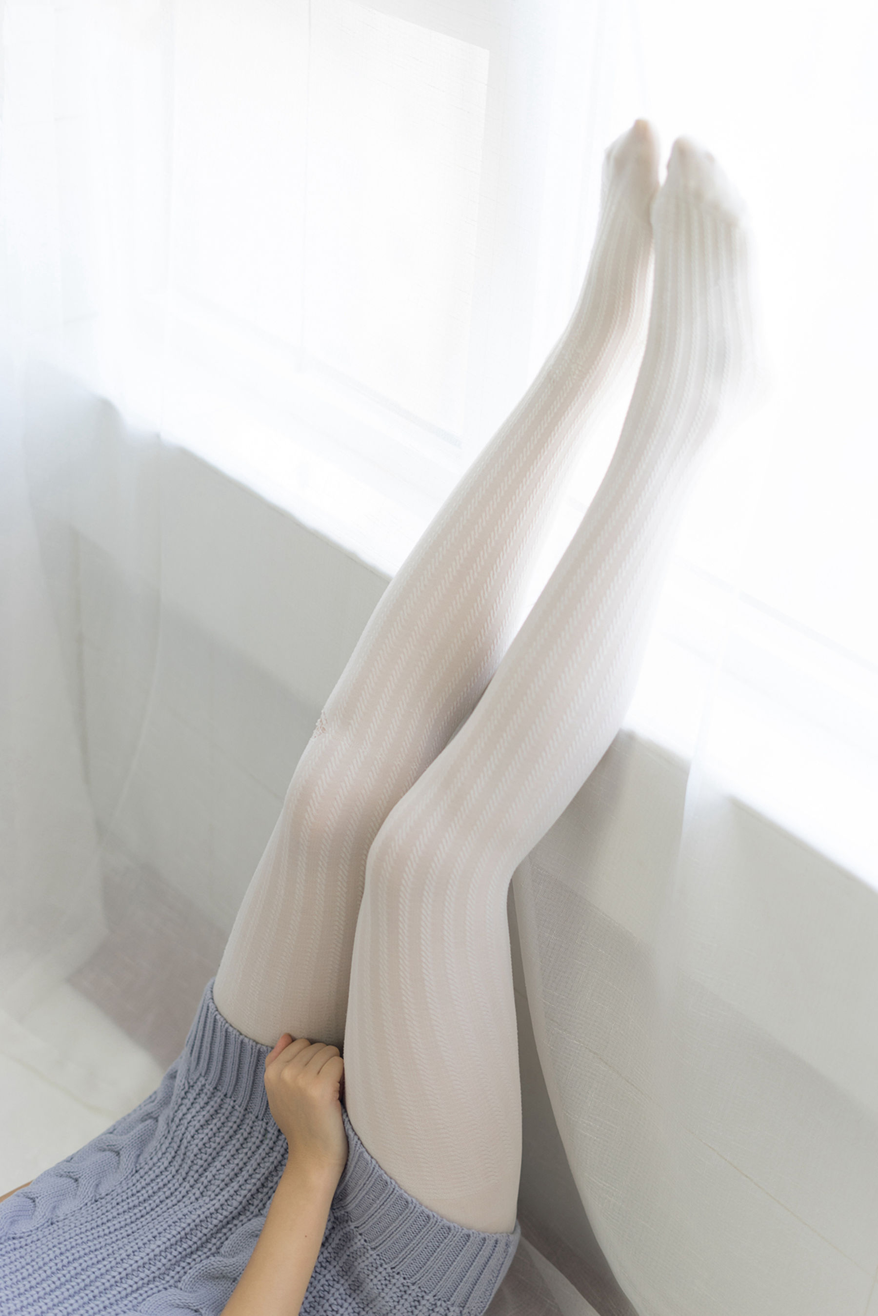 [风之领域] NO.086 性感露背毛衣厚白丝_第1张